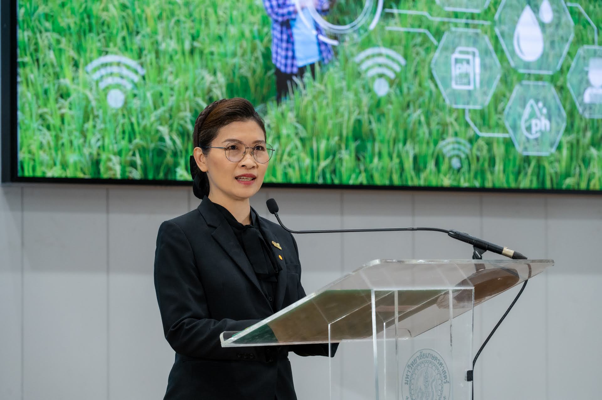 ภาพผู้ช่วยศาสตราจารย์ ดร.เชาวรีย์ อรรถลังรอง ผู้อำนวยการศูนย์พันธุวิศวกรรมและเทคโนโลยีชีวภาพแห่งชาติ ไบโอเทค สวทช.