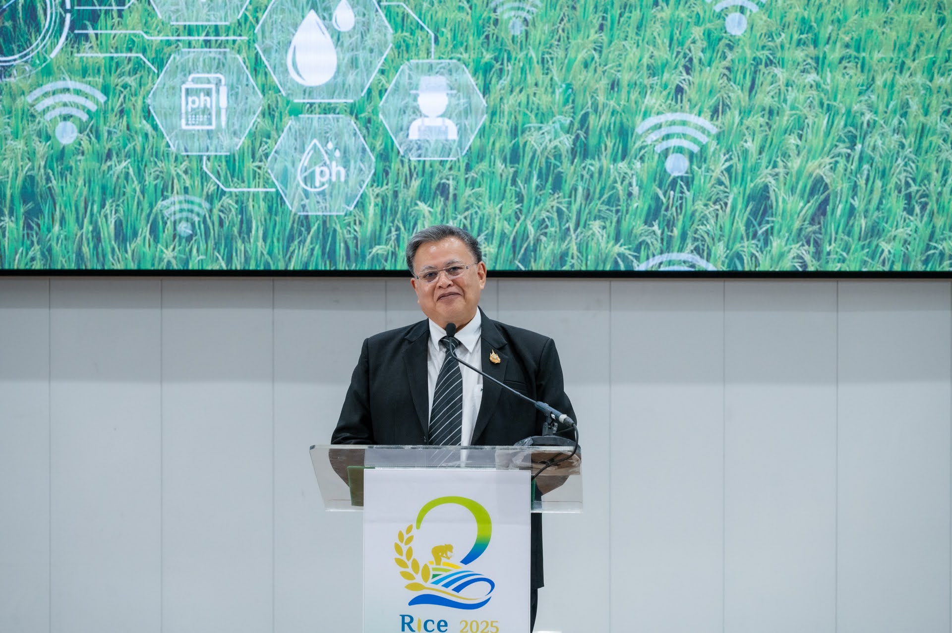 ภาพ ดร.ดำรงค์ ศรีพระราม รักษาการอธิการบดีมหาวิทยาลัยเกษตรศาสตร์