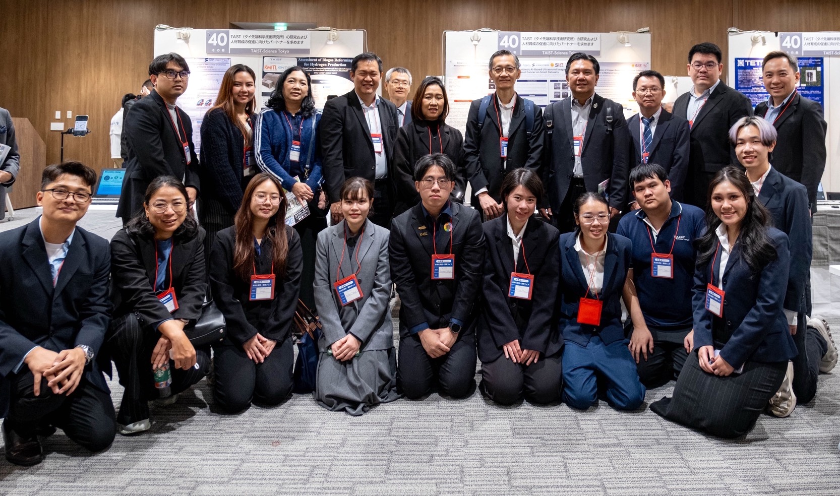 ภาพ คณะผู้แทนจาก สวทช. วช. คณาจารย์ และนักศึกษาโครงการ TAIST–Science Tokyo ร่วมถ่ายภาพที่บูธจัดแสดงนิทรรศการในงาน Ota R&D Fair 2025 กรุงโตเกียว ประเทศญี่ปุ่น
