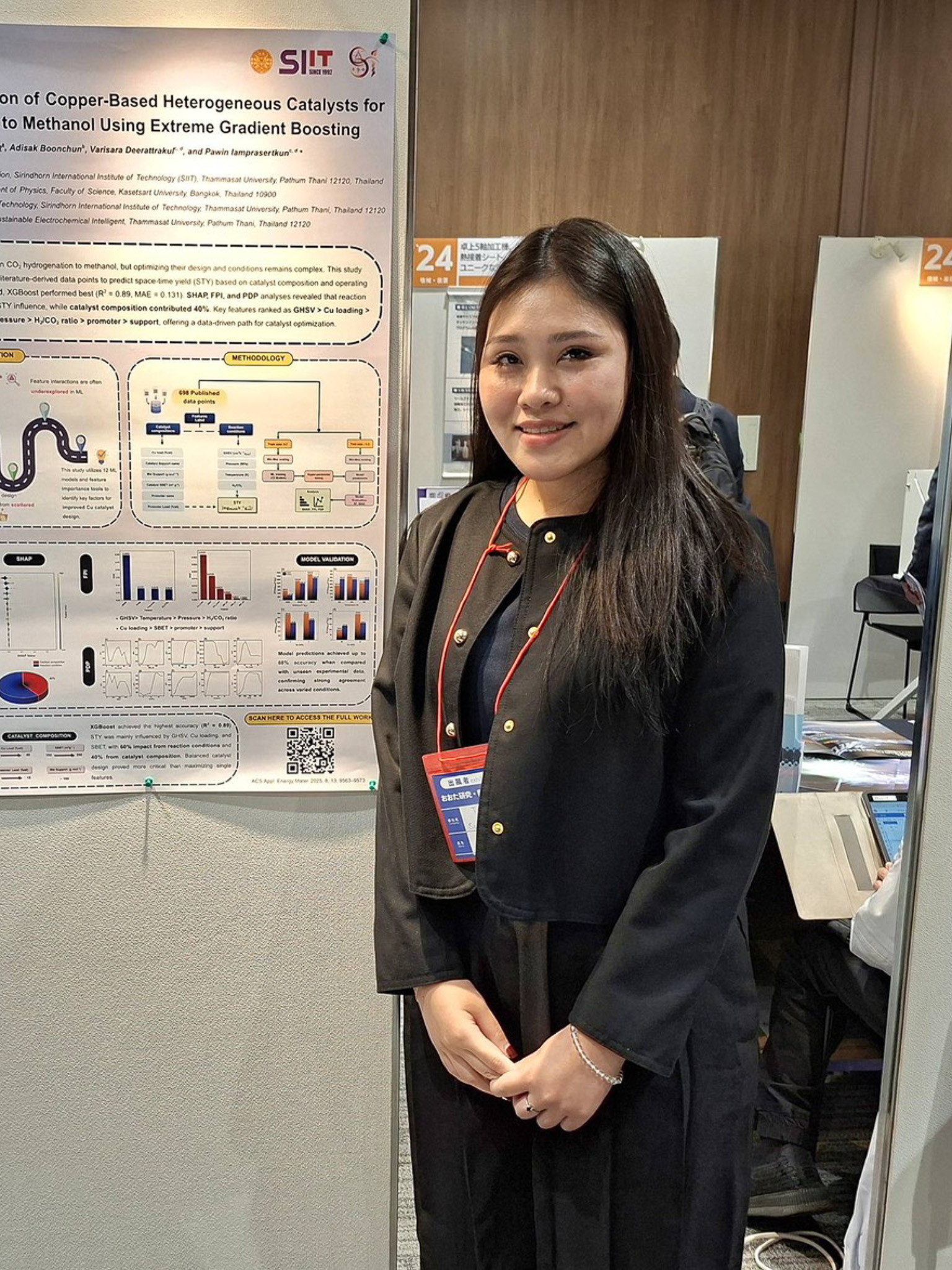 ภาพ นักศึกษาโครงการ TAIST–Science Tokyo ยืนหน้าผลงาน