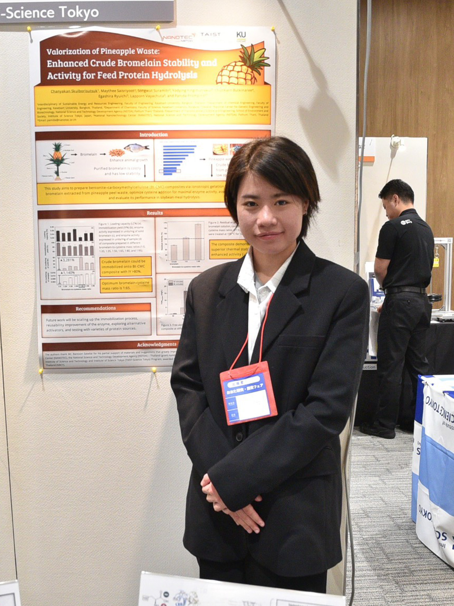 ภาพ นักศึกษาโครงการ TAIST–Science Tokyo ยืนหน้าผลงาน