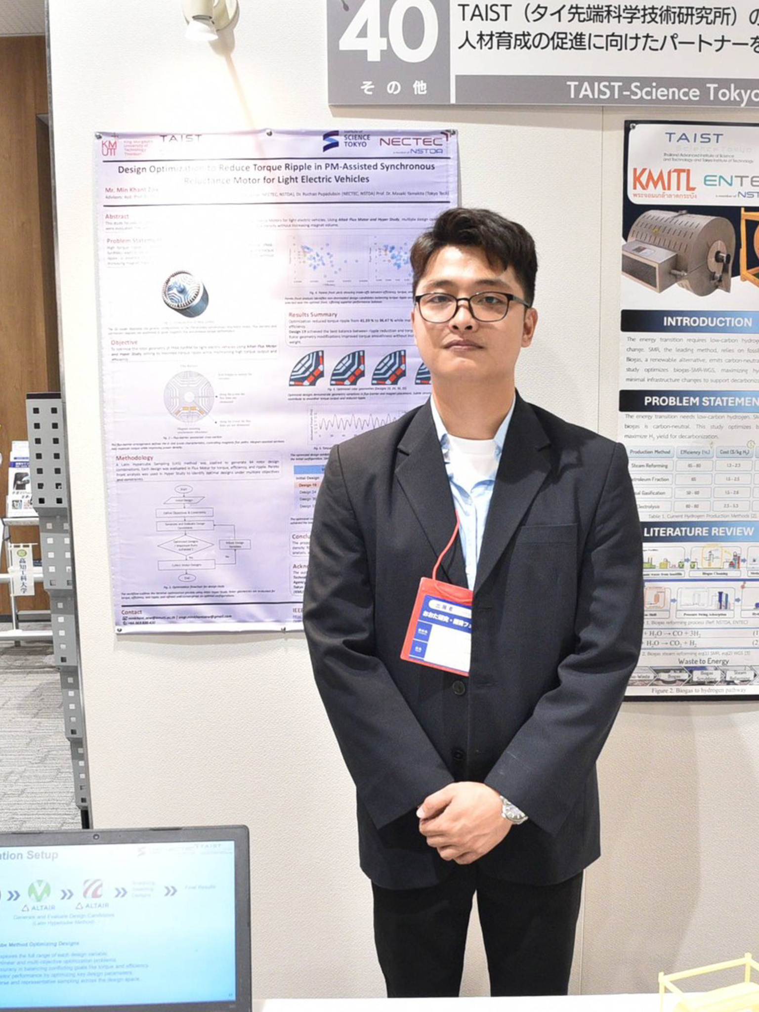 ภาพ นักศึกษาโครงการ TAIST–Science Tokyo ยืนหน้าผลงาน