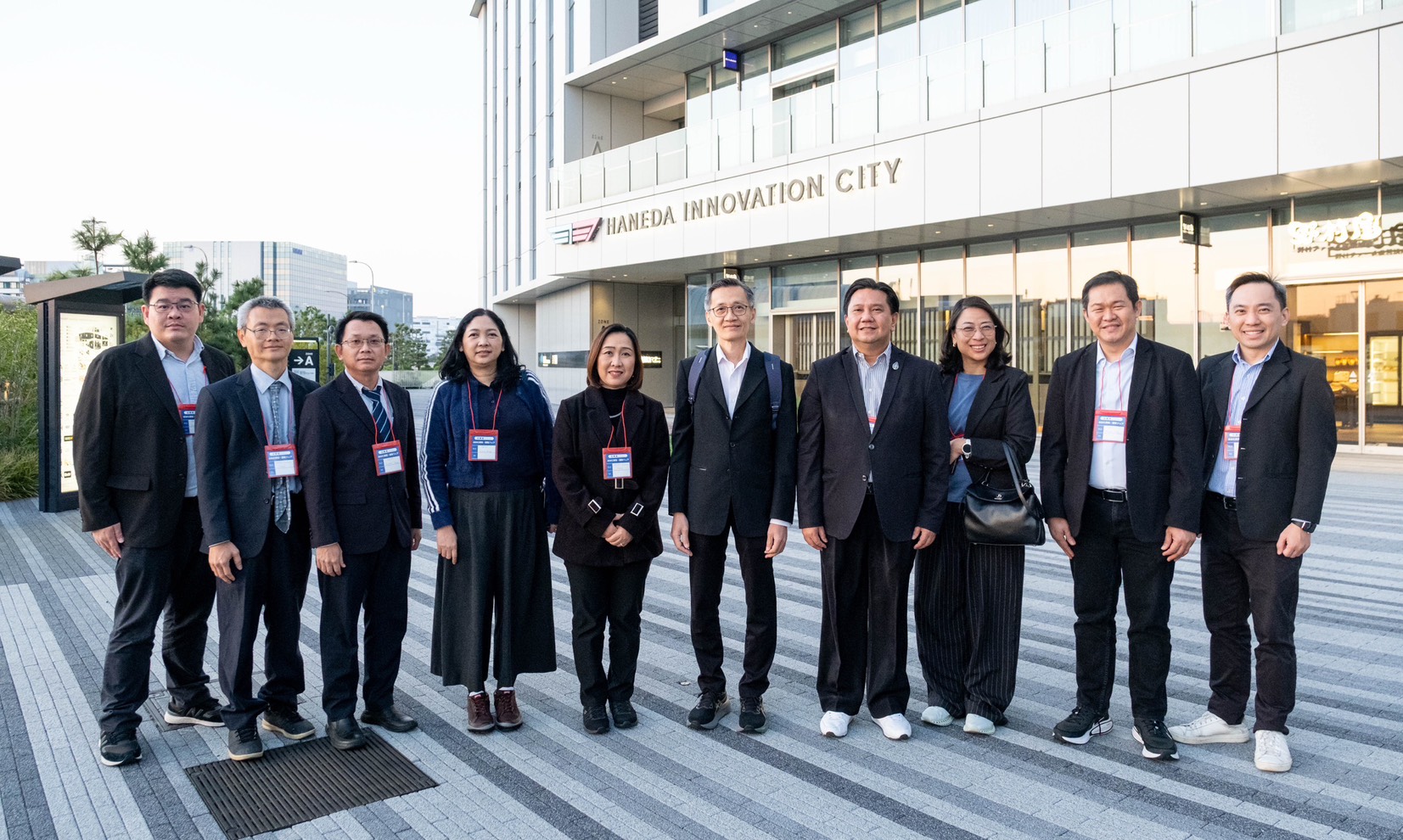 ภาพ ผู้บริหารและคณะผู้แทน สวทช. และ วช. ถ่ายภาพด้านหน้าอาคาร Haneda Innovation City สถานที่จัดงาน Ota R&D Fair 2025