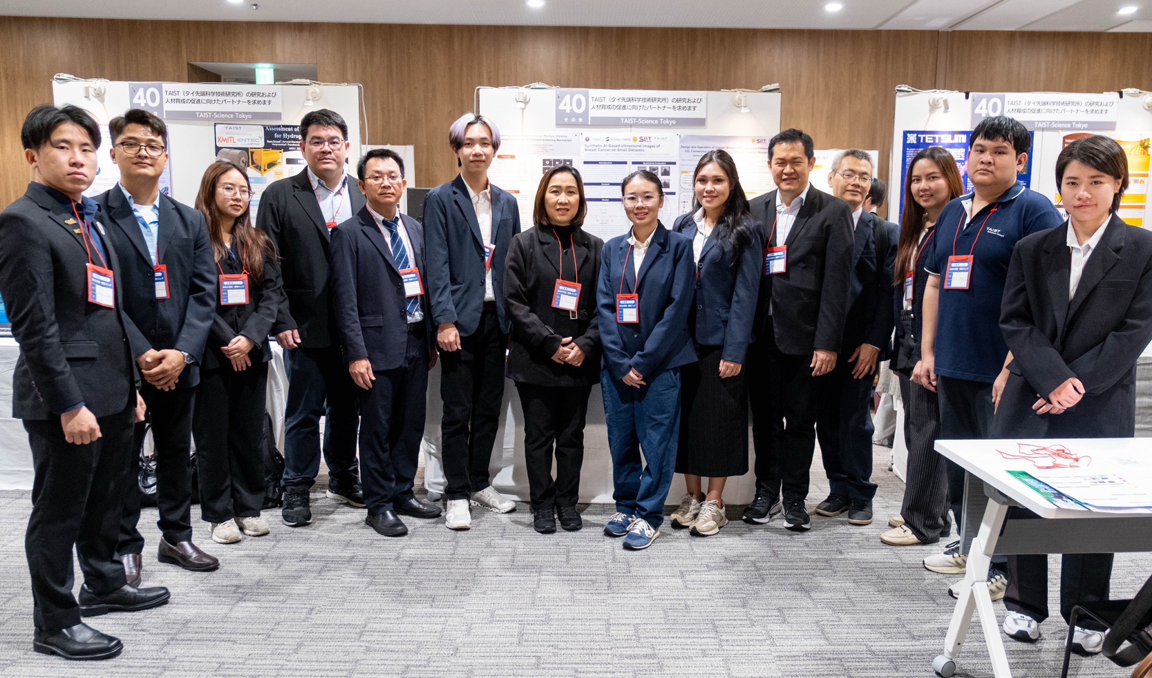 ภาพ คณะผู้แทน สวทช. และนักศึกษาโครงการ TAIST–Science Tokyo ถ่ายภาพร่วมกันที่บูธนิทรรศการงาน Ota R&D Fair 2025 ณ กรุงโตเกียว ประเทศญี่ปุ่น