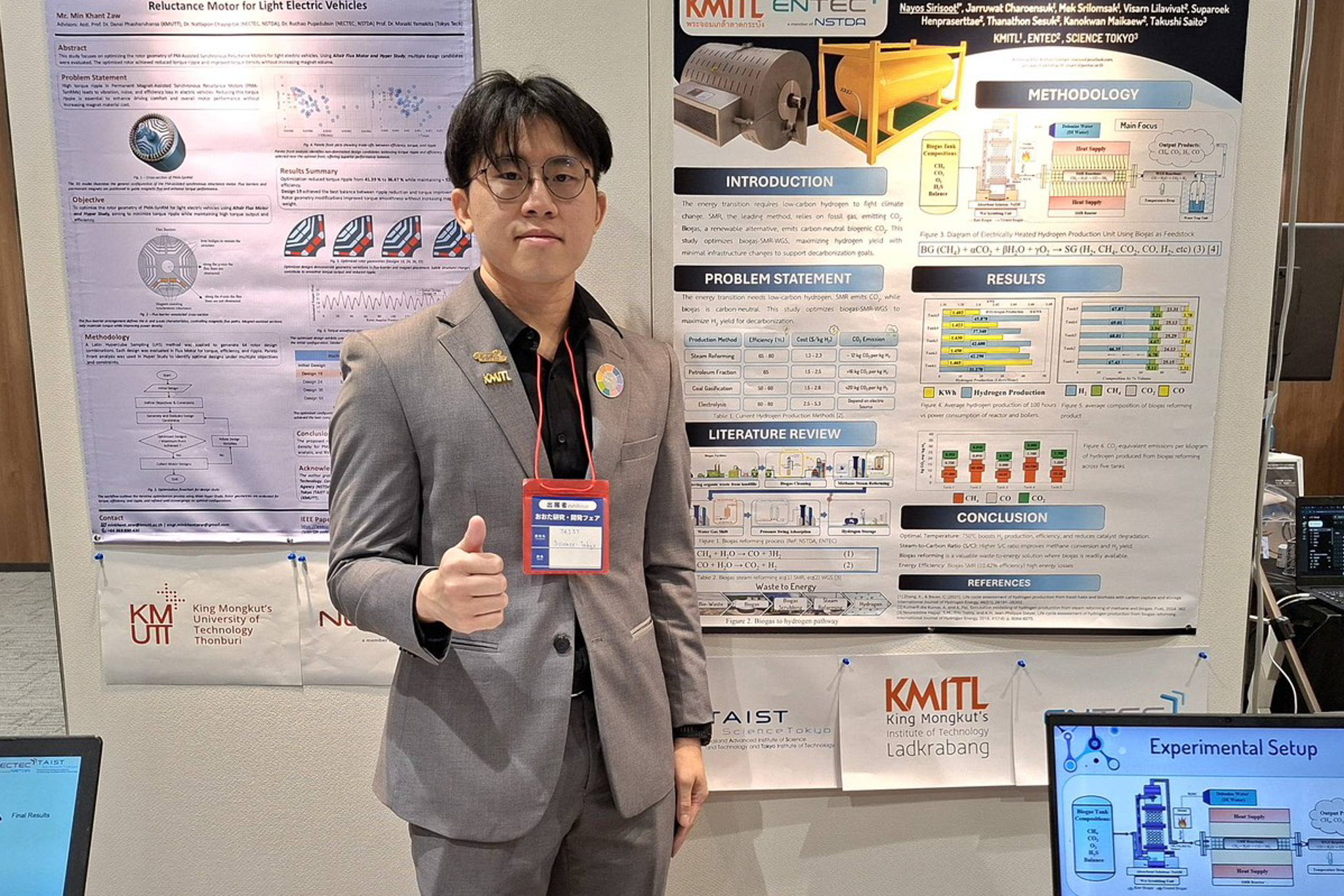 ภาพ นักศึกษาโครงการ TAIST–Science Tokyo ยืนหน้าผลงาน