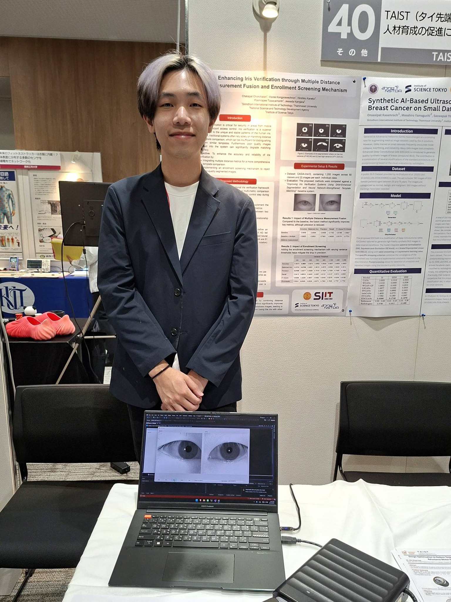 ภาพ นักศึกษาโครงการ TAIST–Science Tokyo ยืนหน้าผลงาน