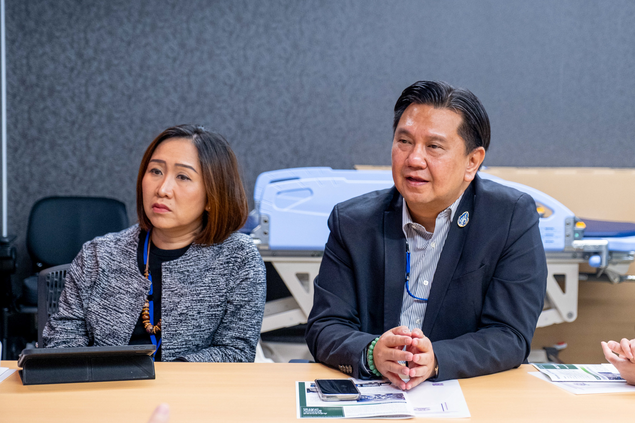 ภาพคณะผู้แทนเยี่ยมชมห้องปฏิบัติการวิจัยหุ่นยนต์ผ่าตัดและระบบ AI ของ ABMES ณ Tokyo Women’s Medical University