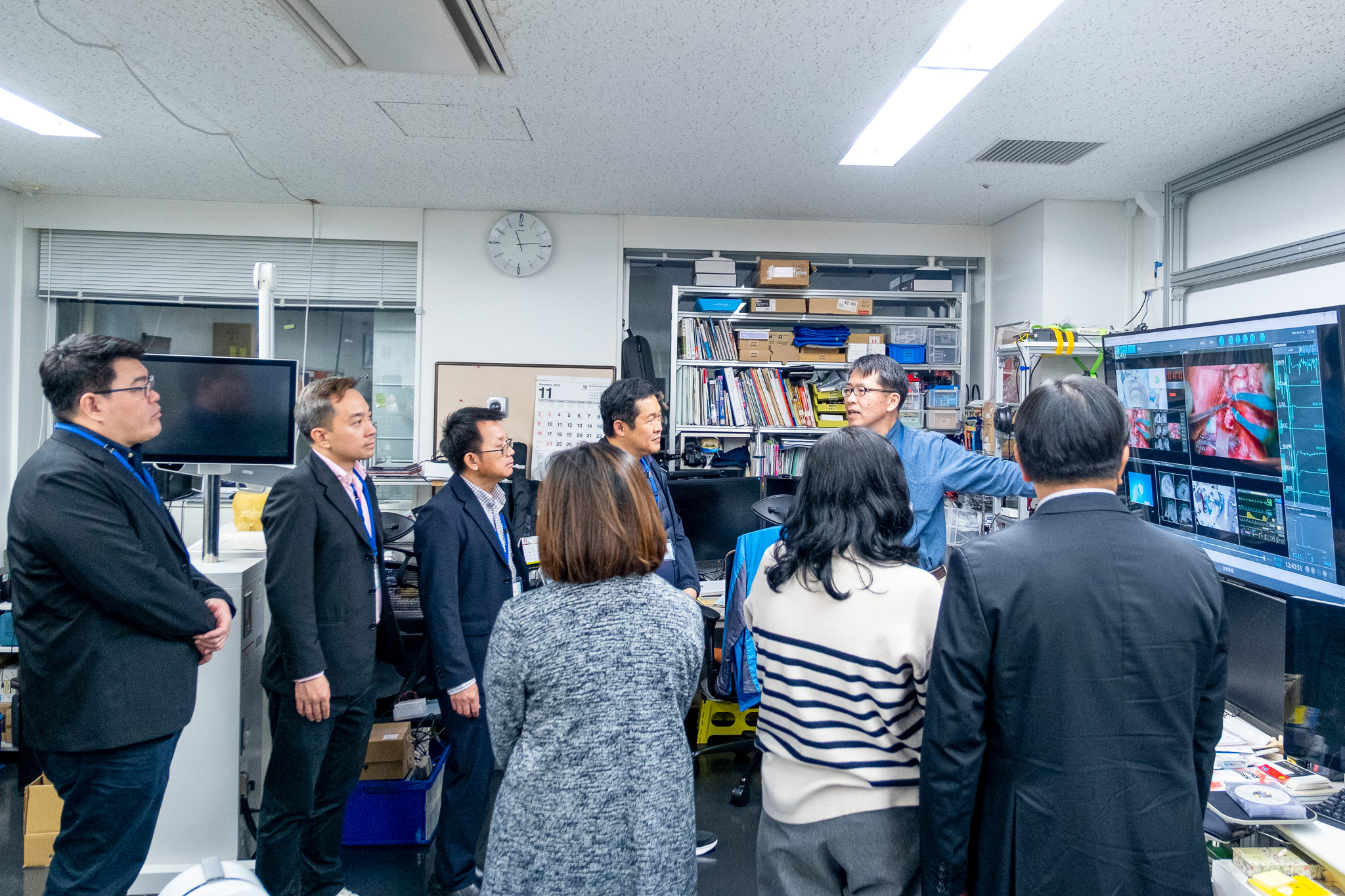 ALT Text: ภาพคณะผู้แทน สวทช. ทดลองใช้อุปกรณ์ Smart Cyber Operating Theater ร่วมกับทีมวิจัยจากญี่ปุ่น