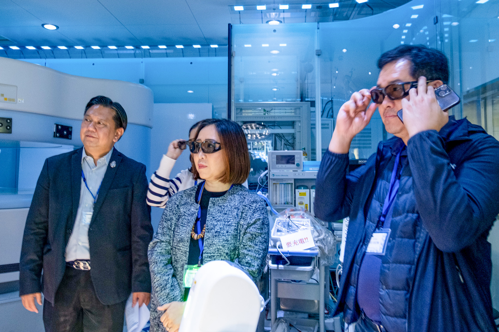 ALT Text: ภาพคณะผู้แทน สวทช. ทดลองควบคุมระบบผ่าตัดจำลองด้วยเทคโนโลยี 3D Visualization ณ ห้องปฏิบัติการ TWMU