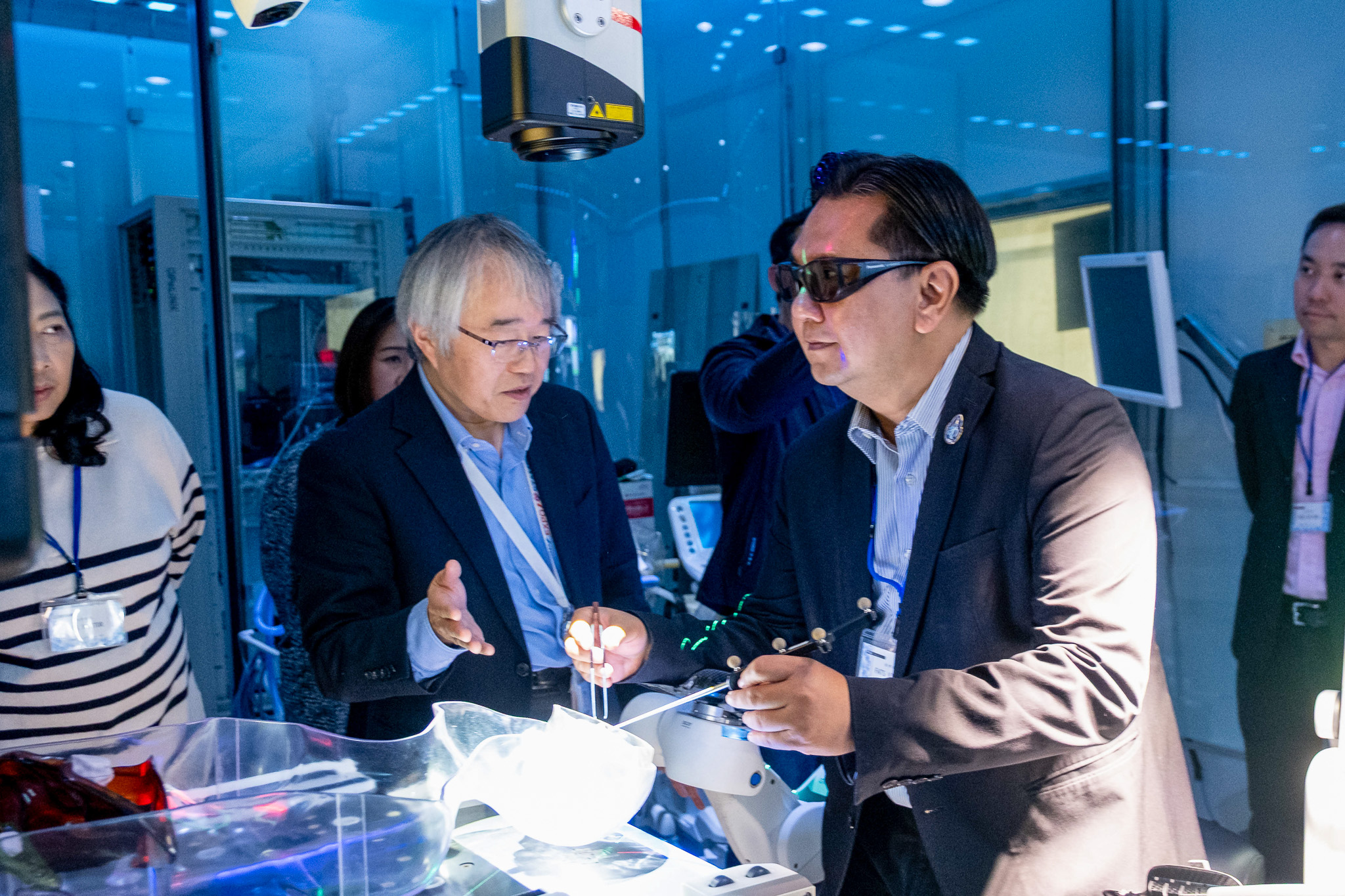 ภาพคณะผู้แทน สวทช. ทดลองควบคุมระบบผ่าตัดจำลองด้วยเทคโนโลยี 3D Visualization ณ ห้องปฏิบัติการ TWMU