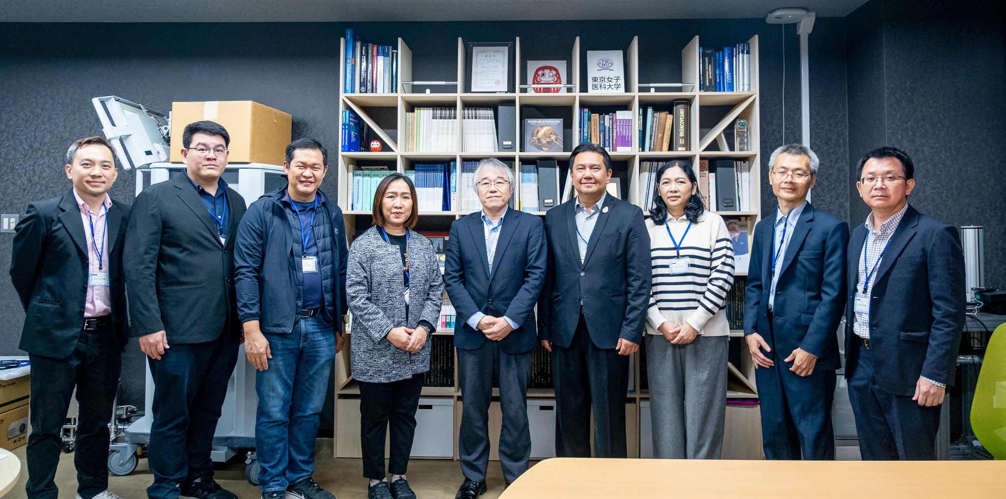 ภาพคณะผู้แทน สวทช. สวมอุปกรณ์จำลองการผ่าตัดแบบภาพเสมือนจริงภายในห้องปฏิบัติการ TWMU