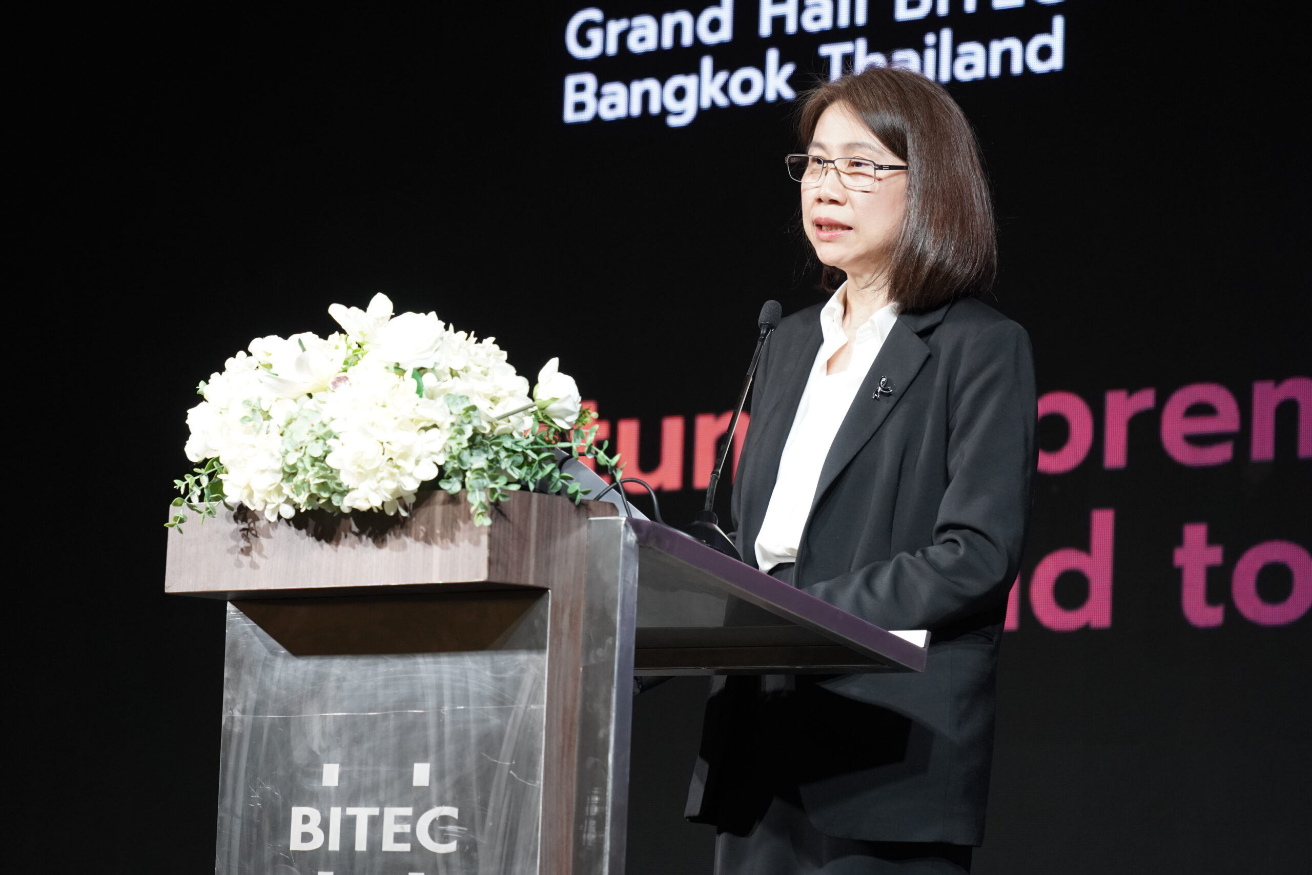 ภาพ ดร.ภัทราวดี พลอยกิติกูล ผู้อำนวยการเขตอุตสาหกรรมซอฟต์แวร์ประเทศไทย ขึ้นกล่าวเปิดงาน CDIC 2025 บนเวที ณ ศูนย์ประชุมไบเทค บางนา