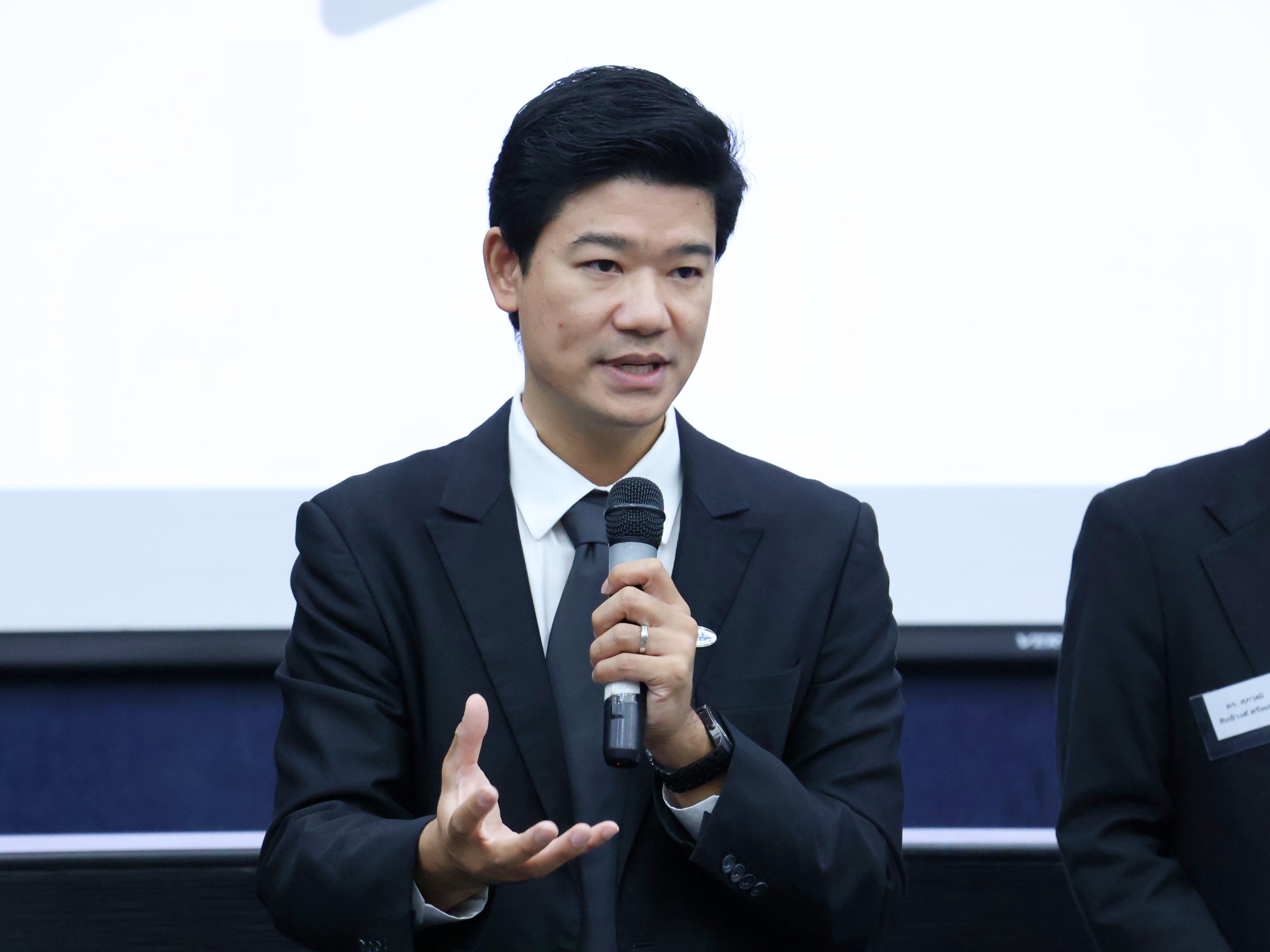 ภาพ ดร.รวีภัทร์ ผุดผ่อง บรรยายให้ผู้เข้สอบรม