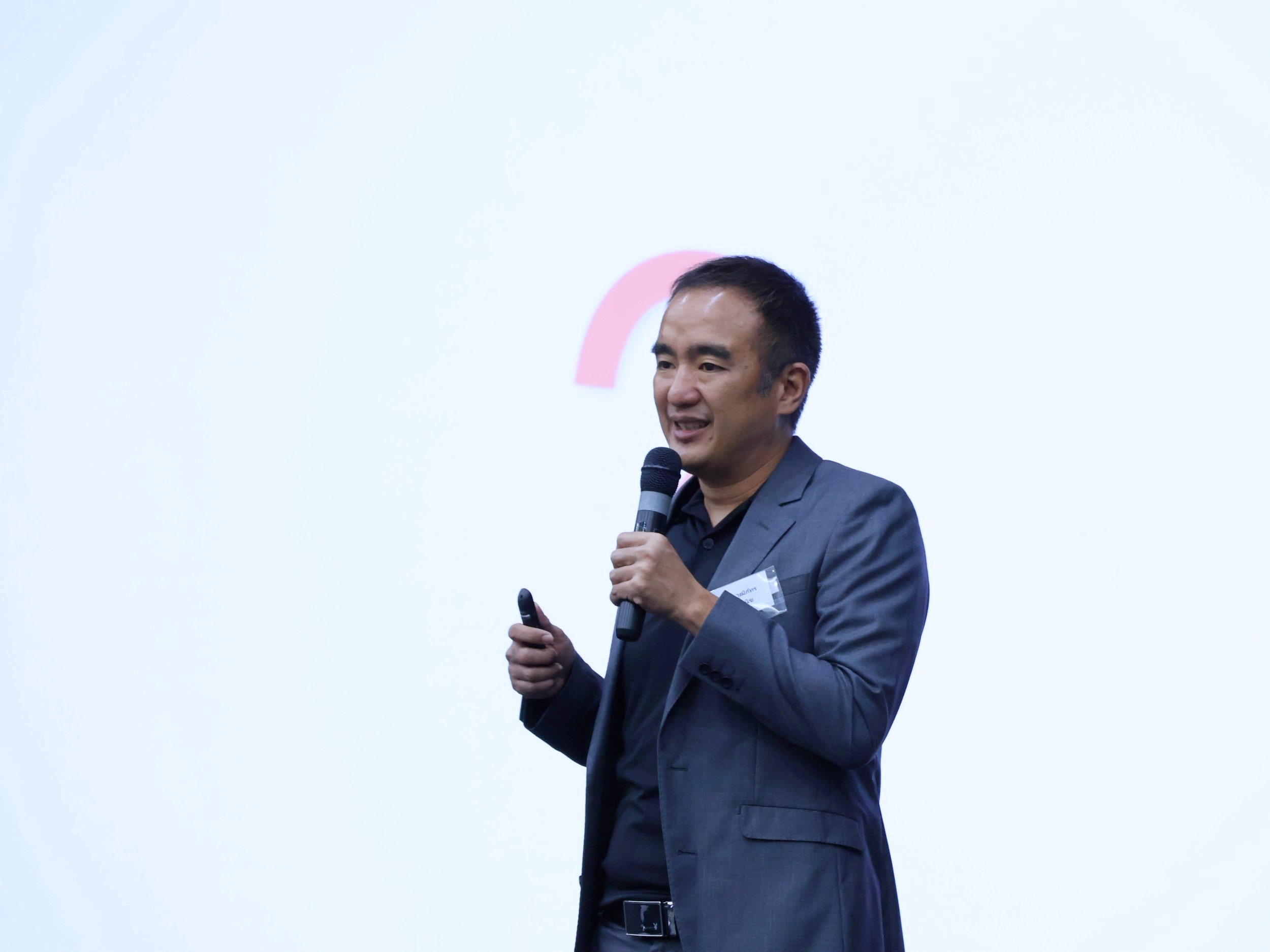 ภาพ ดร.วุฒิภัทร คอวนิช บรรยายหัวข้อ พลิกโฉมอุตสาหกรรมเหมืองแร่ด้วย LEAD framework และการวิเคราะห์หาจุดที่ควรปรับปรุง (Gap Analysis)