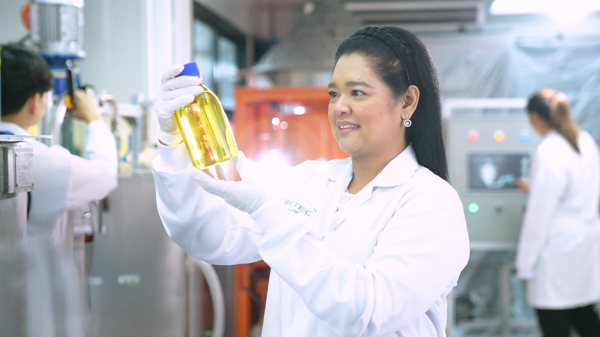 ภาพ: ดร.บุญญาวัณย์ อยู่สุข หัวหน้าทีมวิจัยและพัฒนา EnPAT ศูนย์เทคโนโลยีพลังงานแห่งชาติ (ENTEC) ขณะตรวจสอบคุณภาพน้ำมันหม้อแปลงไฟฟ้าชีวภาพภายในห้องปฏิบัติการ