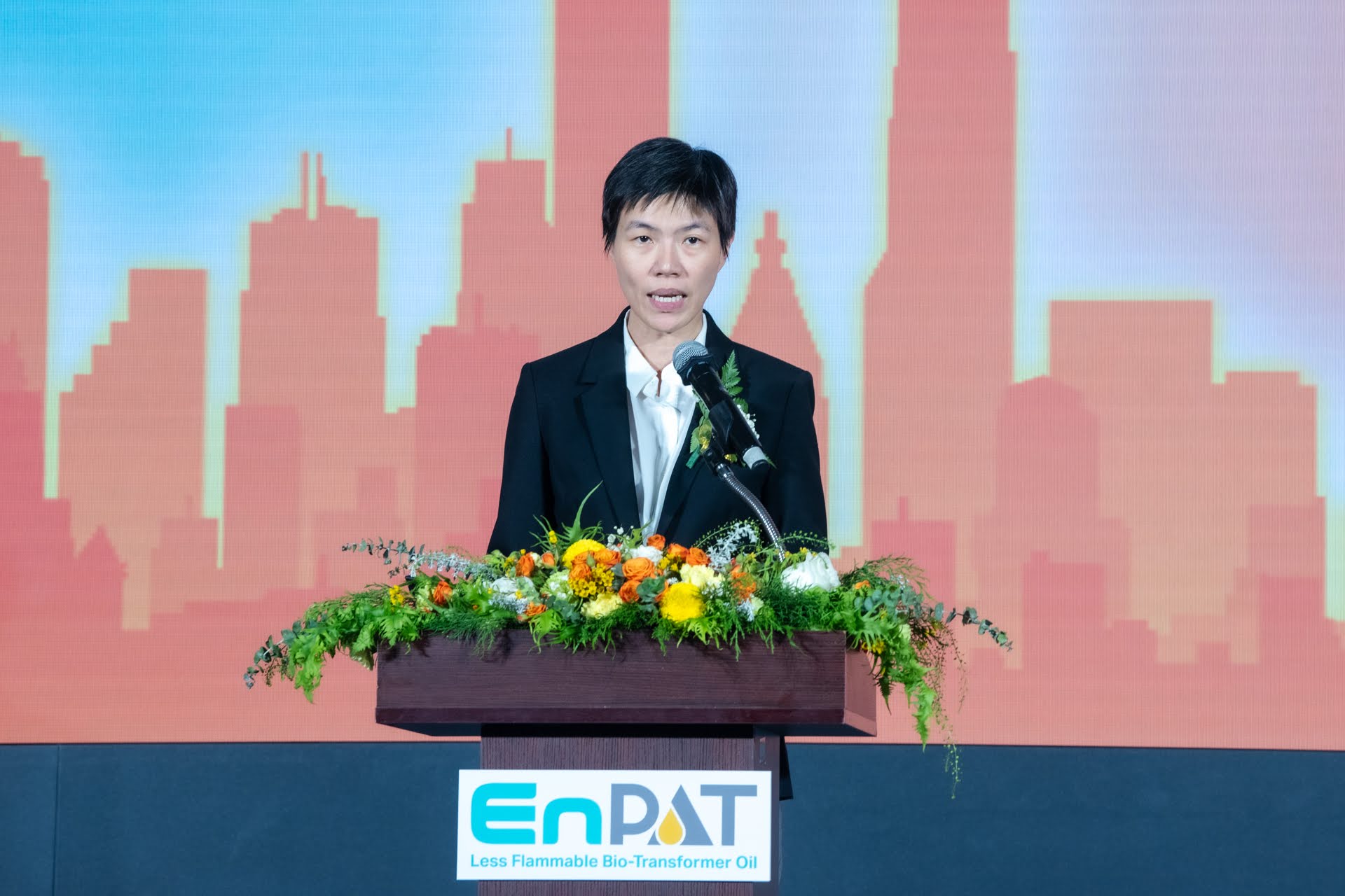 ภาพ: รศ. ดร.กานดา บุญโสธรสถิตย์ ผู้อำนวยการ บพข. ขณะกล่าวเปิดงานแถลงข่าวความสำเร็จนวัตกรรม EnPAT น้ำมันหม้อแปลงไฟฟ้าชีวภาพชนิดติดไฟยาก