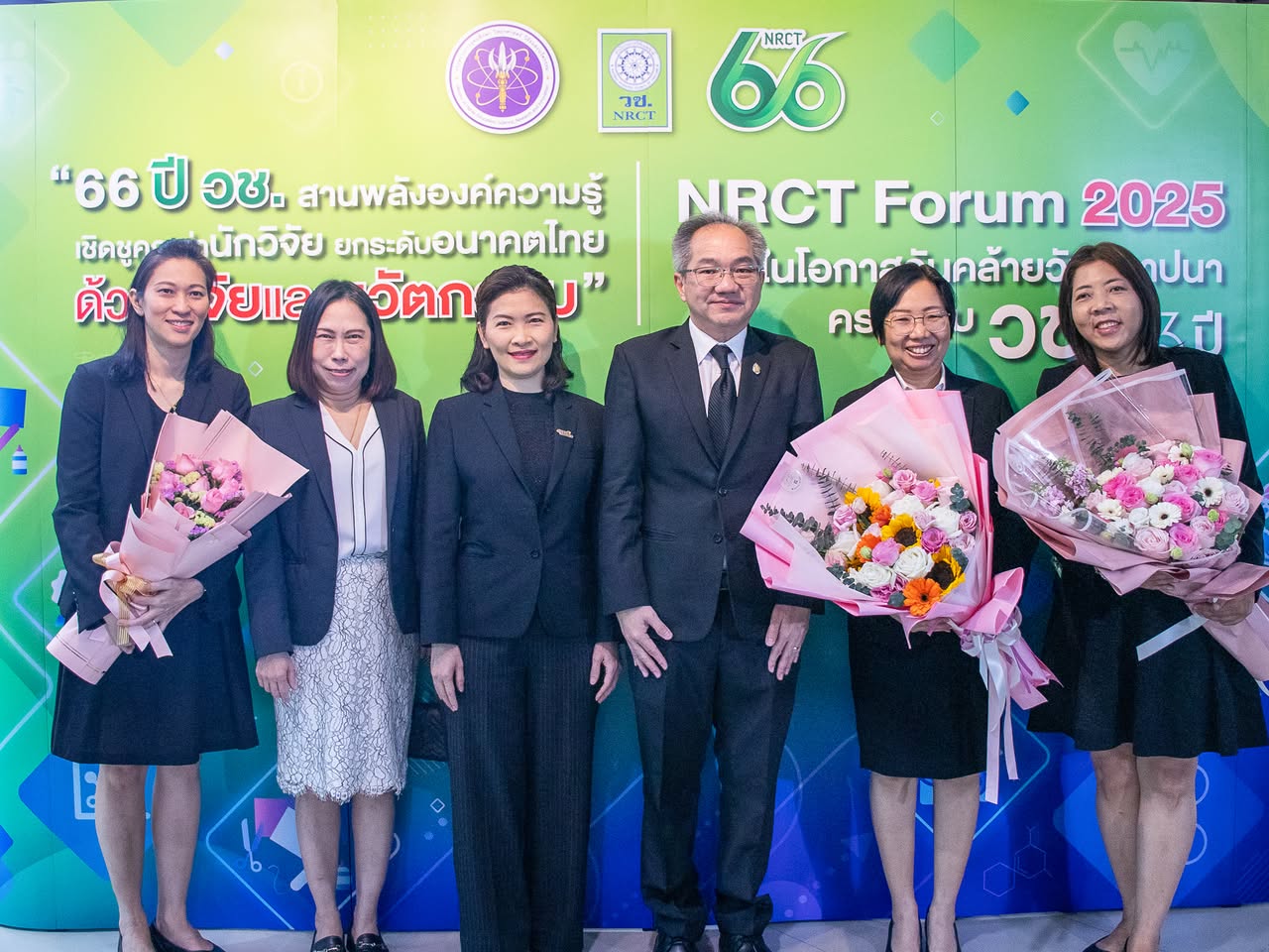 ภาพคณะผู้บริหารและนักวิจัยร่วมแสดงความยินดี พร้อมช่อดอกไม้ แสดงการสนับสนุนผลงานที่ได้รับรางวัลในงาน NRCT Forum 2025