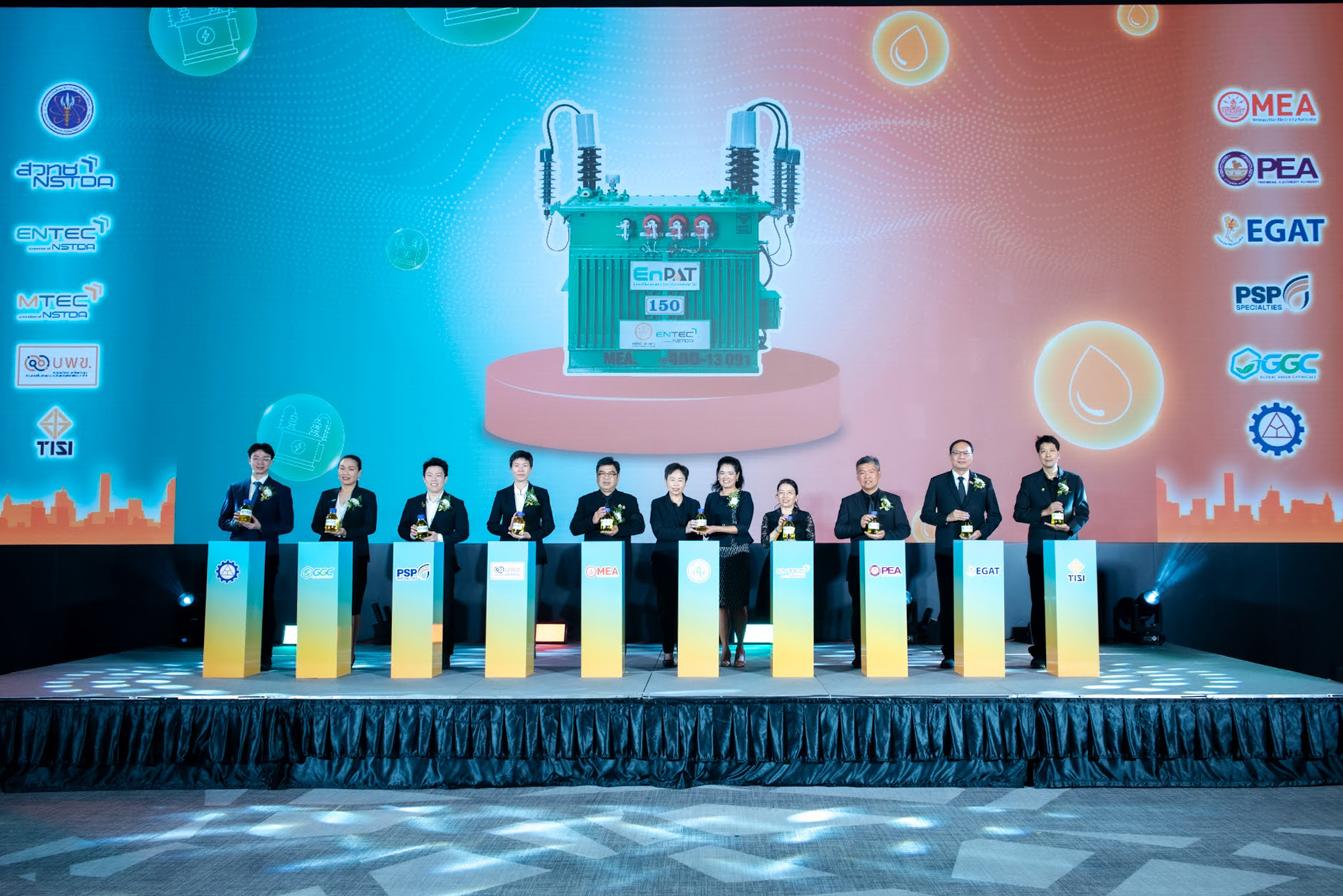 ภาพ: คณะผู้บริหารจาก 9 หน่วยงานพันธมิตรทั้งภาครัฐและเอกชน ยืนถือขวดน้ำมัน EnPAT ร่วมกันบนเวทีงานแถลงข่าวเปิดตัวโครงการนำร่องใช้งานในมหานคร