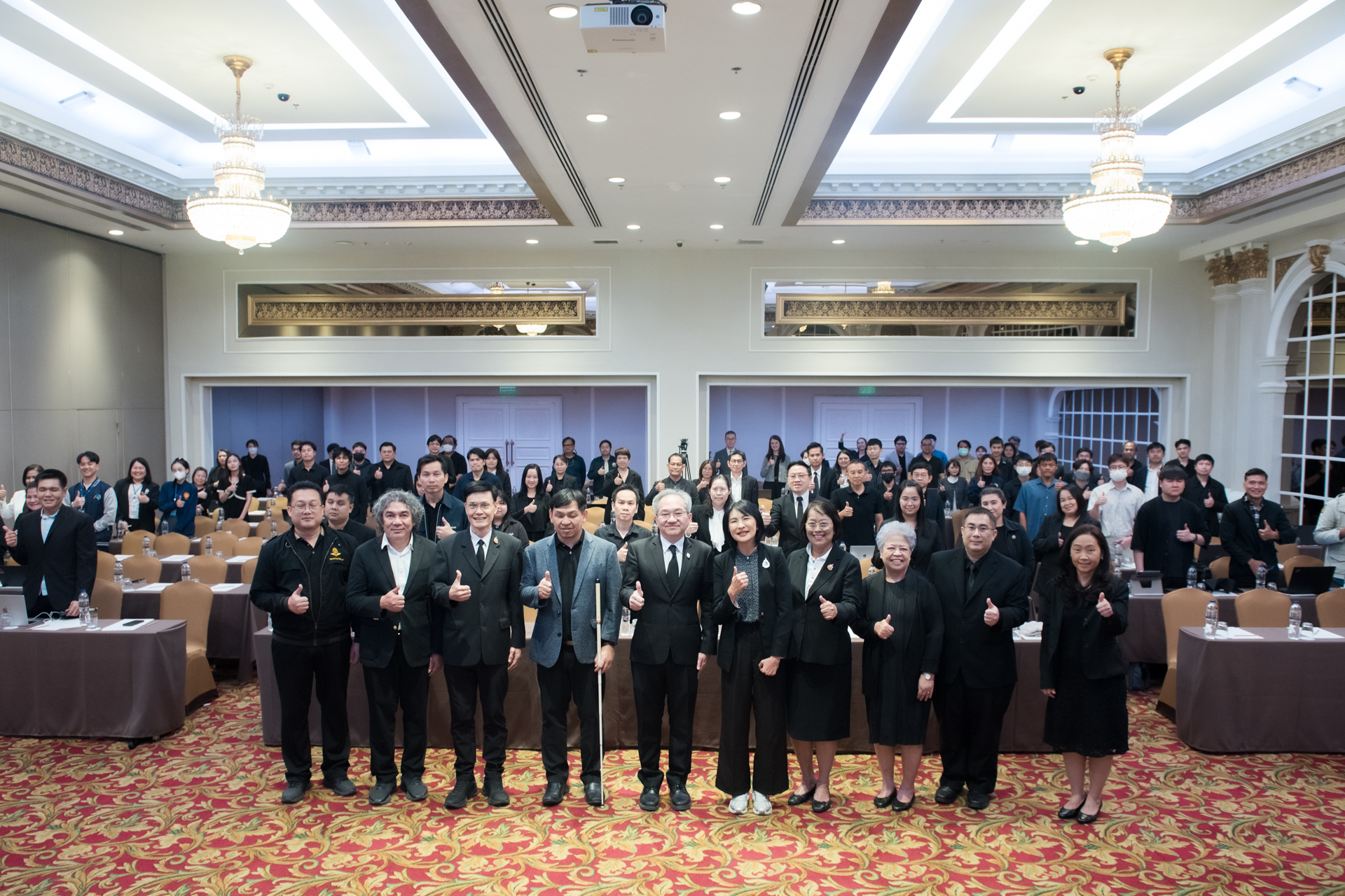 ภาพ: ภาพหมู่รวมพลังของผู้บริหาร วิทยากร และผู้เข้าร่วมงานสัมมนา ที่ร่วมกันทำสัญลักษณ์เยี่ยม (Thumbs up) แสดงความมุ่งมั่นในการขับเคลื่อนการเข้าถึงบริการดิจิทัลอย่างเท่าเทียม
