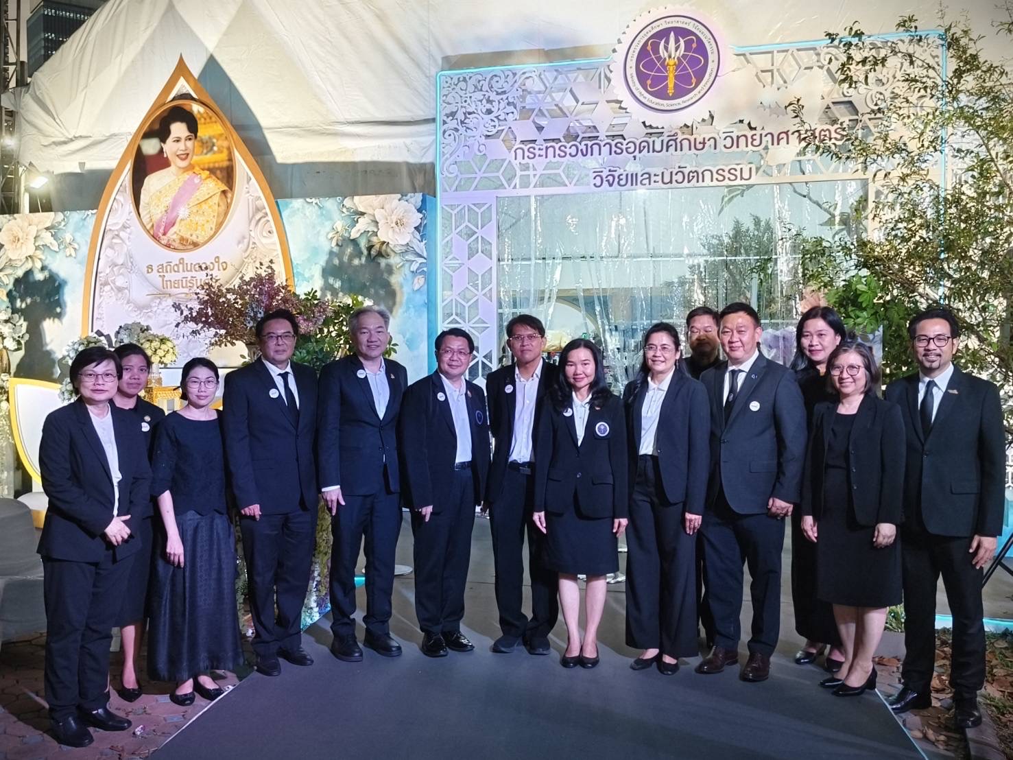 ภาพคณะผู้บริหารร่วมถ่ายภาพหมู่ในงานกาชาด2568