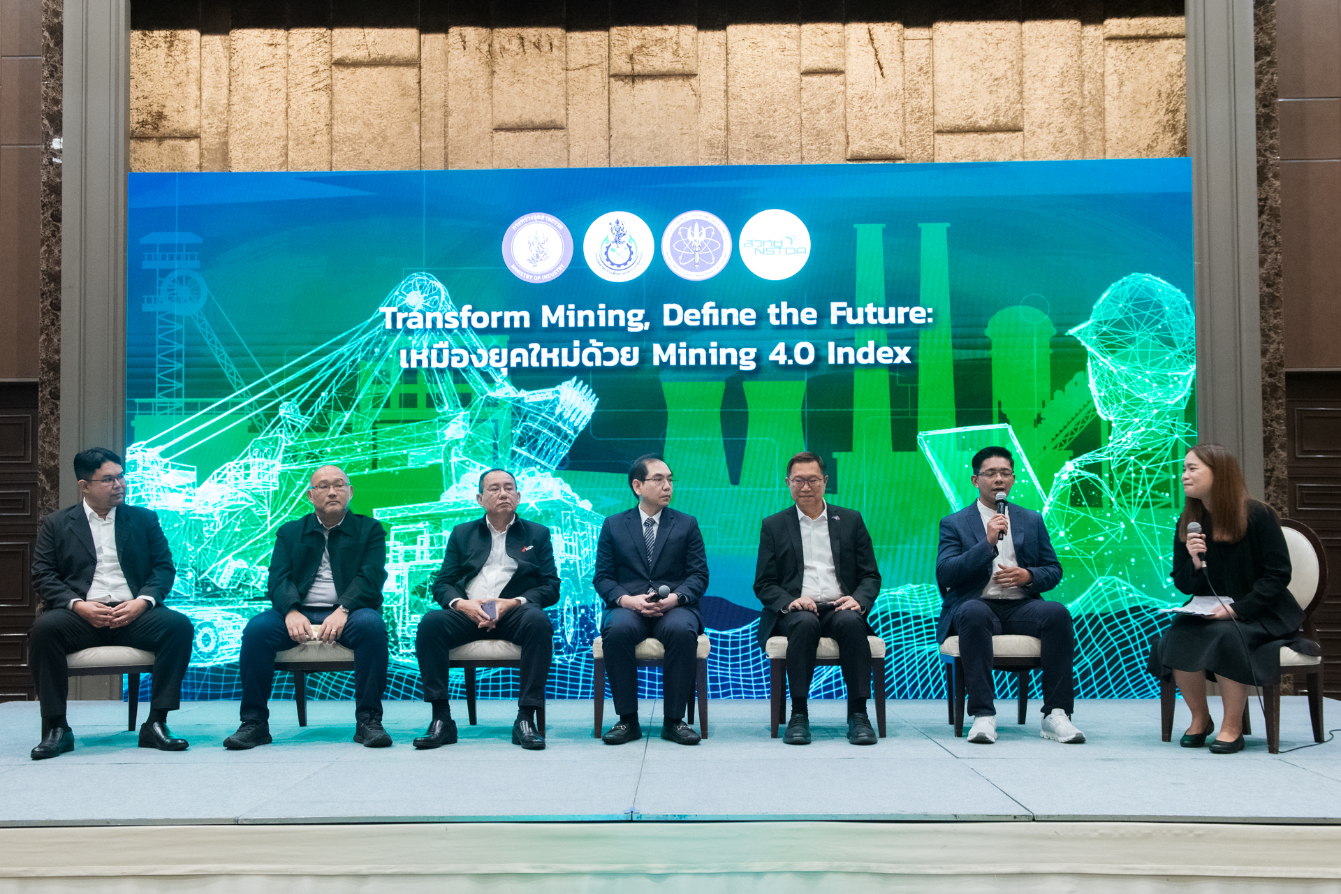 ภาพการเสวนาบนเวที ของ 6 บริษัท ที่เข้าร่วมโครงการ