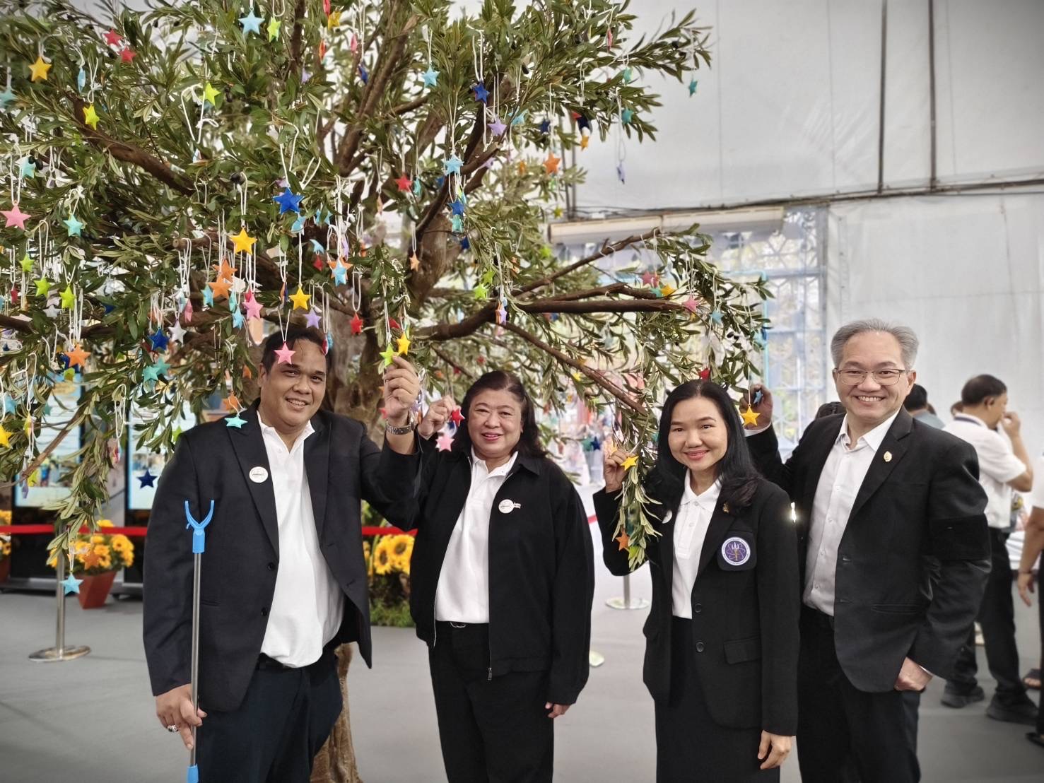 ภาพคณะผู้บริหาร สวทช. ร่วมกิจกรรมสอยดาวงานกาชาด