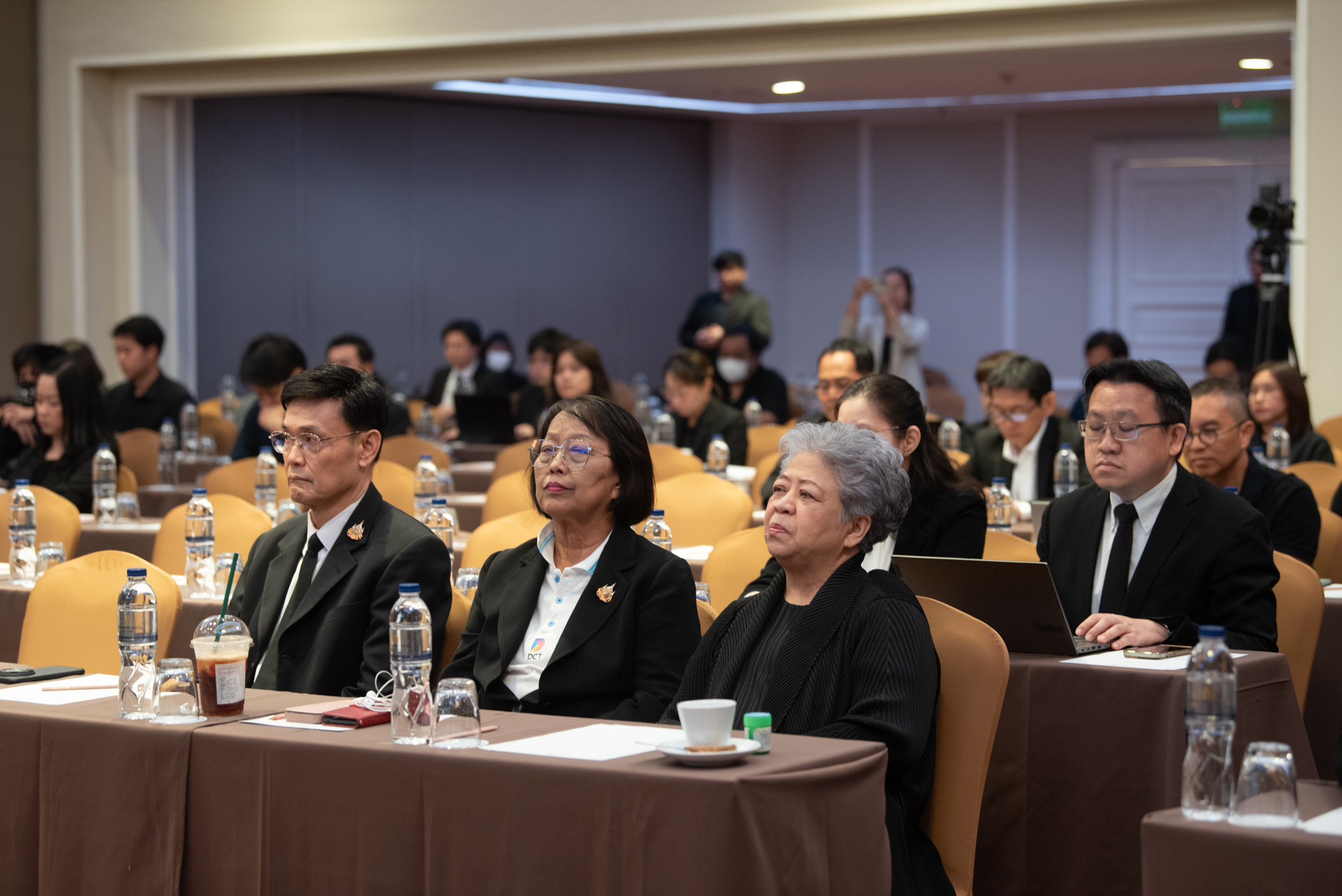 ภาพ: ผู้เข้าร่วมงานสัมมนาและผู้แทนจากหน่วยงานต่างๆ ขณะนั่งรับฟังการบรรยายและการเสวนาวิชาการอย่างตั้งใจภายในห้องประชุม