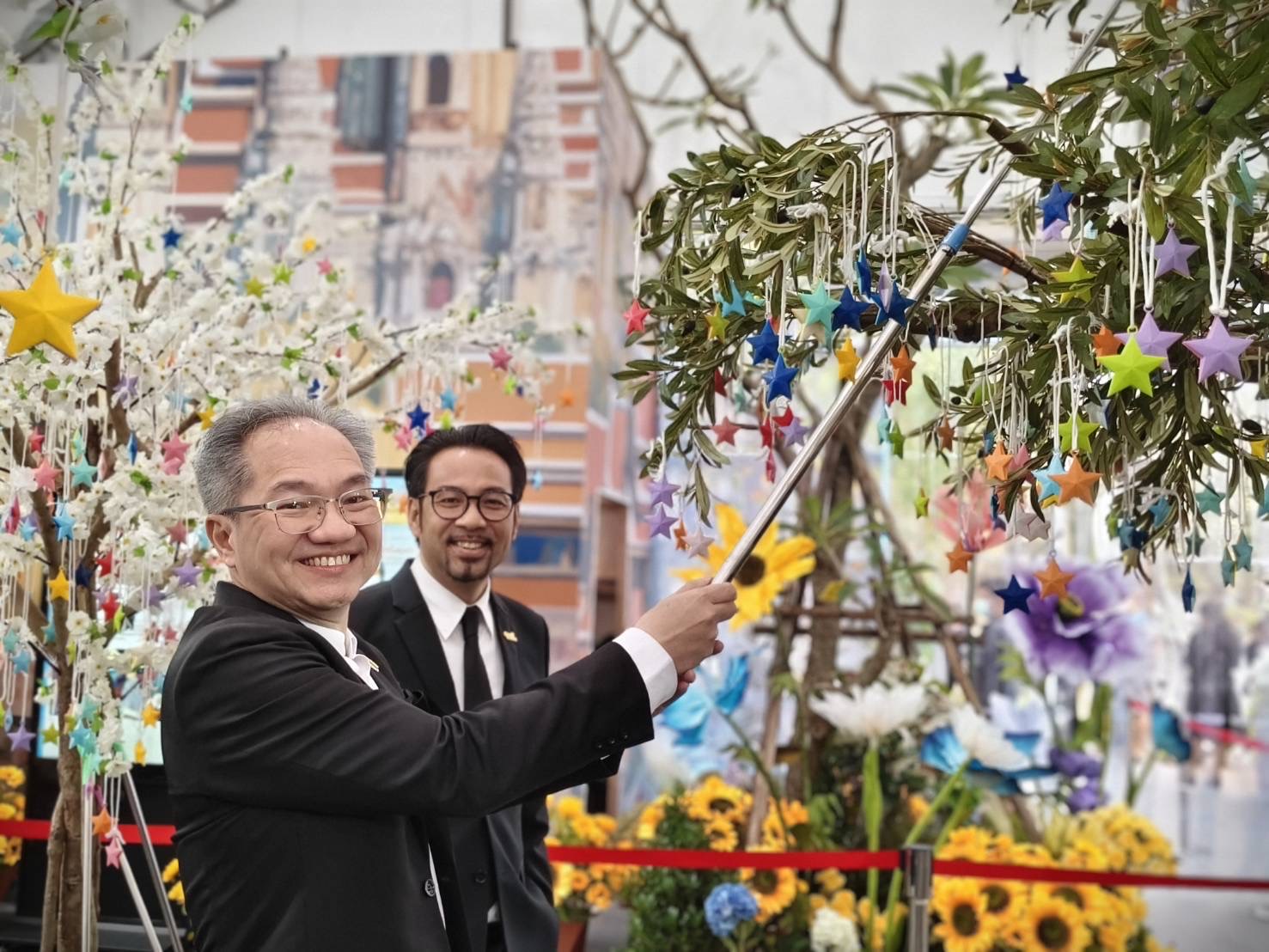 ภาพคณะผู้บริหาร สวทช. ร่วมกิจกรรมสอยดาวงานกาชาด