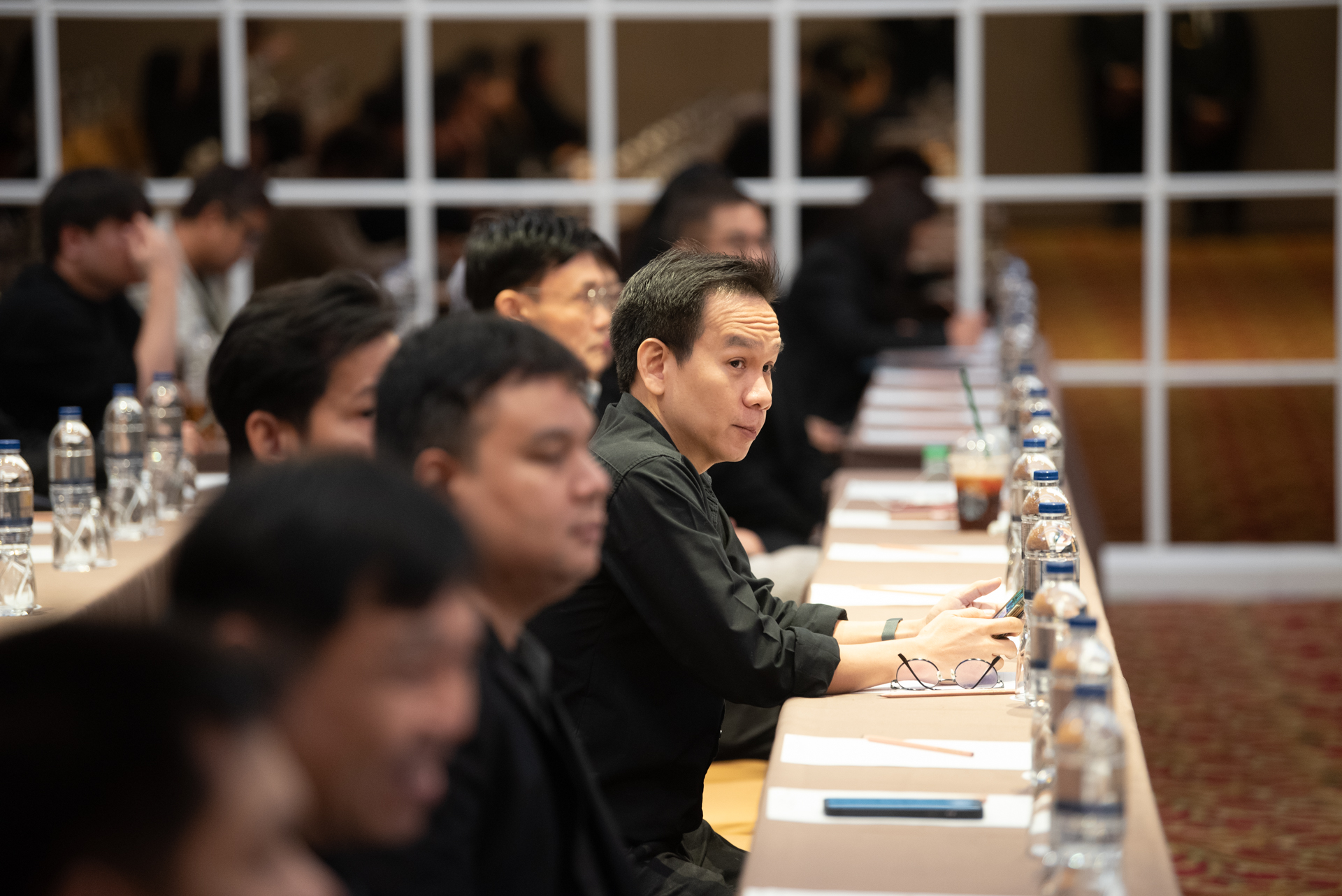 ภาพ: บรรยากาศด้านข้างของผู้เข้าร่วมงานขณะให้ความสนใจรับฟังเนื้อหาการบรรยายเกี่ยวกับการเข้าถึงบริการดิจิทัลในห้องสัมมนา