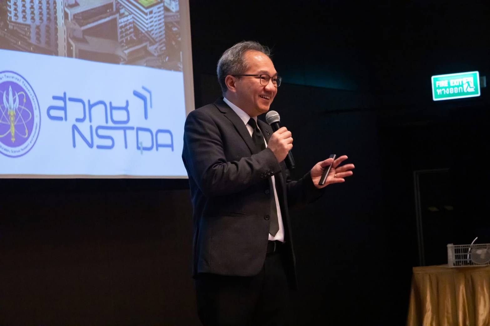 ภาพศาสตราจารย์ ดร.ชูกิจ ลิมปิจำนงค์ ผู้อำนวยการสำนักงานพัฒนาวิทยาศาสตร์และเทคโนโลยีแห่งชาติ (สวทช.) ร่วมเสวนาแลกเปลี่ยนมุมมองกับนักศึกษาคณะวิศวกรรมศาสตร์และเทคโนโลยี สถาบันการจัดการปัญญาภิวัฒน์ (PIM)