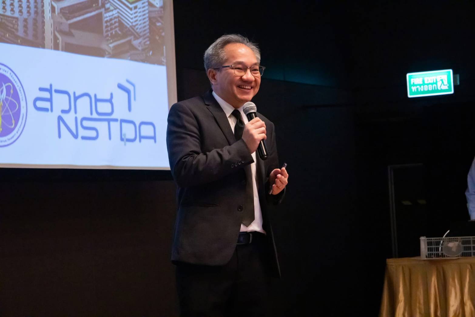 ภาพศาสตราจารย์ ดร.ชูกิจ ลิมปิจำนงค์ ผู้อำนวยการสำนักงานพัฒนาวิทยาศาสตร์และเทคโนโลยีแห่งชาติ (สวทช.) ร่วมเสวนาแลกเปลี่ยนมุมมองกับนักศึกษาคณะวิศวกรรมศาสตร์และเทคโนโลยี สถาบันการจัดการปัญญาภิวัฒน์ (PIM)