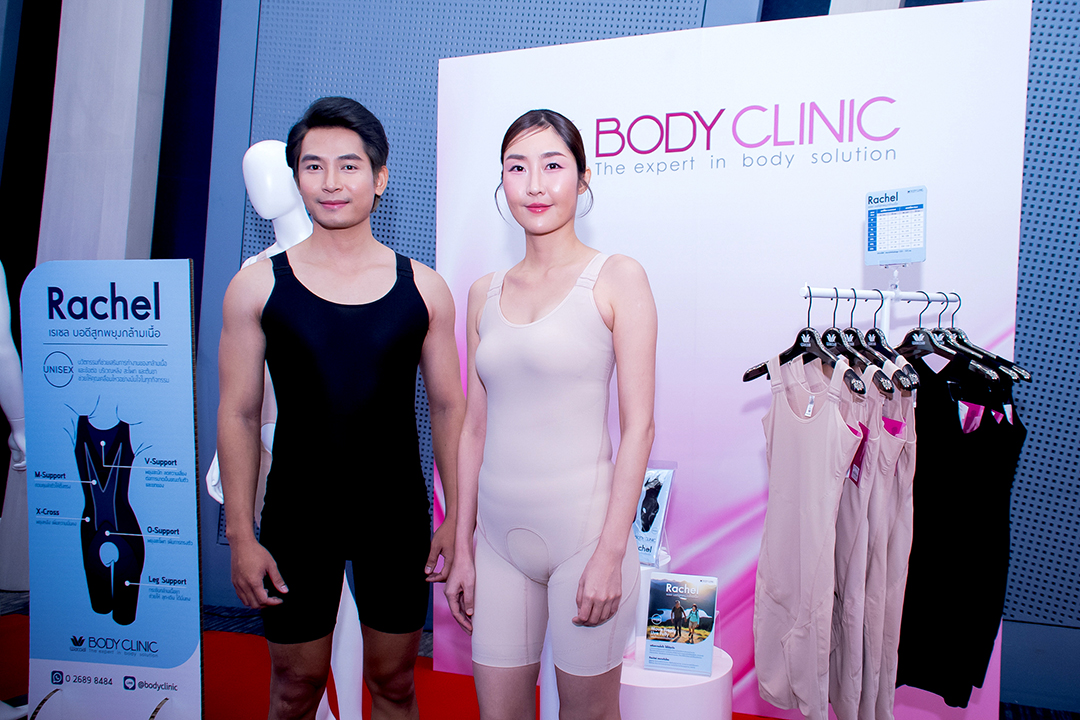 นายแบบและนางแบบสวมใส่บอดีสูท Rachel รุ่น Everyday เพื่อให้เห็นการกระชับกล้ามเนื้อส่วนต่าง ๆ ของชุด