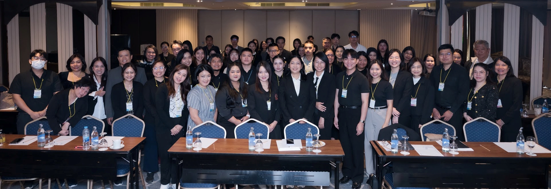 ภาพหมู่ผู้ร่วมงาน