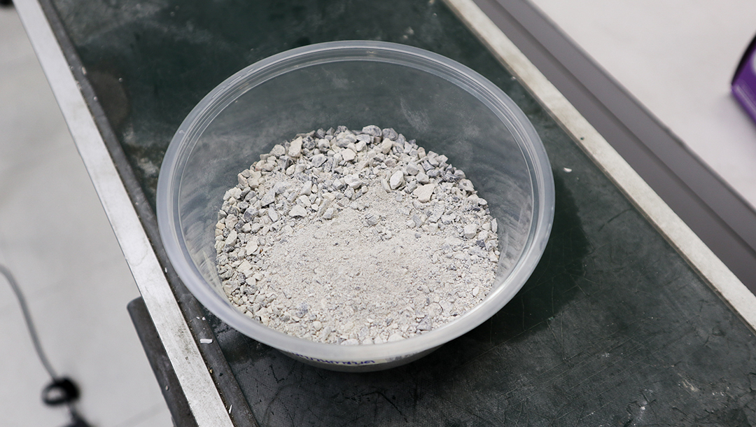 แร่โดโลไมต์ก่อนปรับสภาพด้วยการบดลดขนาดและกระบวนการทางเคมี โดยแร่จะมีลักษณะเป็นก้อนขนาดเล็กและฝุ่งผงปะปนกัน