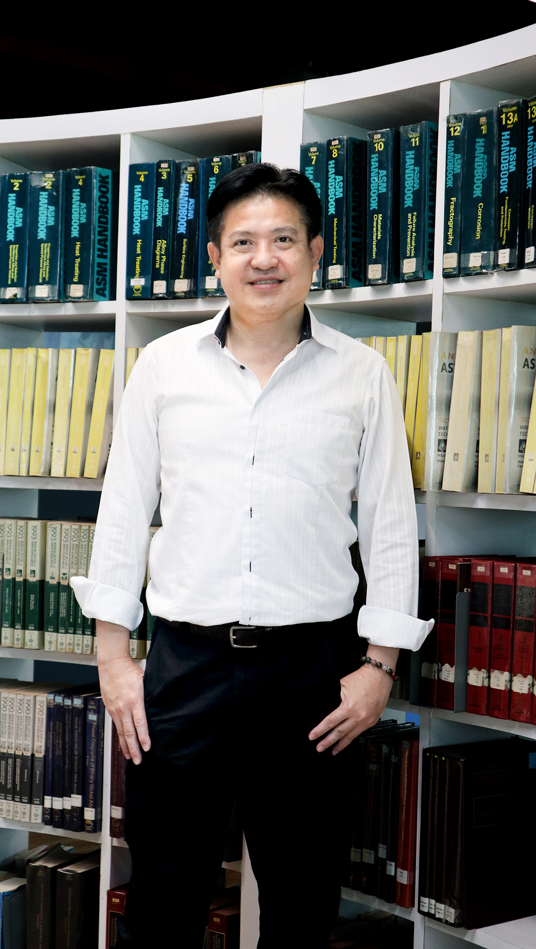 ดร.พิทักษ์ เหล่ารัตนกุล หัวหน้าทีมวิจัยซีเมนต์และวัสดุคอมพอสิตเพื่อความยั่งยืน เอ็มเทค สวทช. ผู้พัฒนากระบวนการสกัดตะกอนเกลือโครมจากกากตะกอนน้ำเสียที่ได้จากกระบวนการฟอกหนัง เพื่อนำมาสกัดเป็นผงสีโครเมียม (chromium pigments) สำหรับใช้งานในอุตสาหกรรมต่าง ๆ โดยได้นำร่องทดสอบใช้งานในอุตสาหกรรมกระเบื้องแล้ว