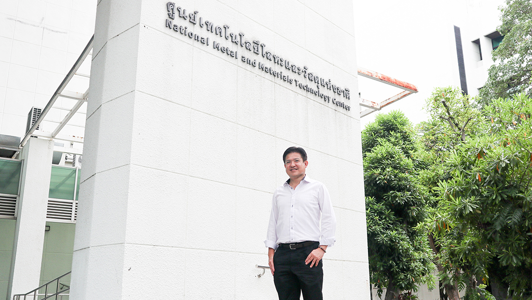 ดร.พิทักษ์ เหล่ารัตนกุล หัวหน้าทีมวิจัยซีเมนต์และวัสดุคอมพอสิตเพื่อความยั่งยืน เอ็มเทค สวทช. ผู้พัฒนาระบวนการนำผงแร่โดโลไมต์ (dolomite powder) ซึ่งเป็นวัสดุผลพลอยได้จากกระบวนแต่งแร่ มาเพิ่มมูลค่าด้วยกระบวนการทางเคมี เพื่อใช้เป็นส่วนผสมทดแทนปูนซีเมนต์ในการผลิตปูนมอร์ตาร์ (ปูนก่อหรือฉาบ) และผลิตภัณฑ์คอนกรีต