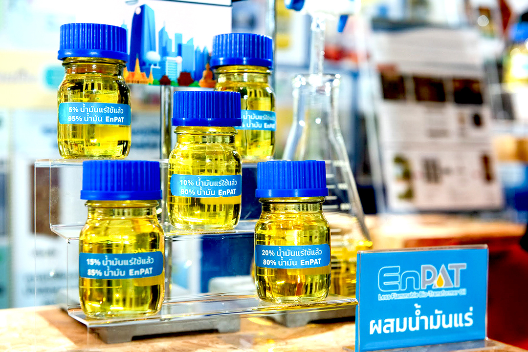 ขวดแสดงการผสมระหว่างน้ำมัน EnPAT กับน้ำมันแร่ที่ผ่านการใช้งานแล้วในสัดส่วนต่าง ๆ เพื่อแสดงให้เห็นการเข้ากันได้ดีของน้ำมันทั้งสองชนิด