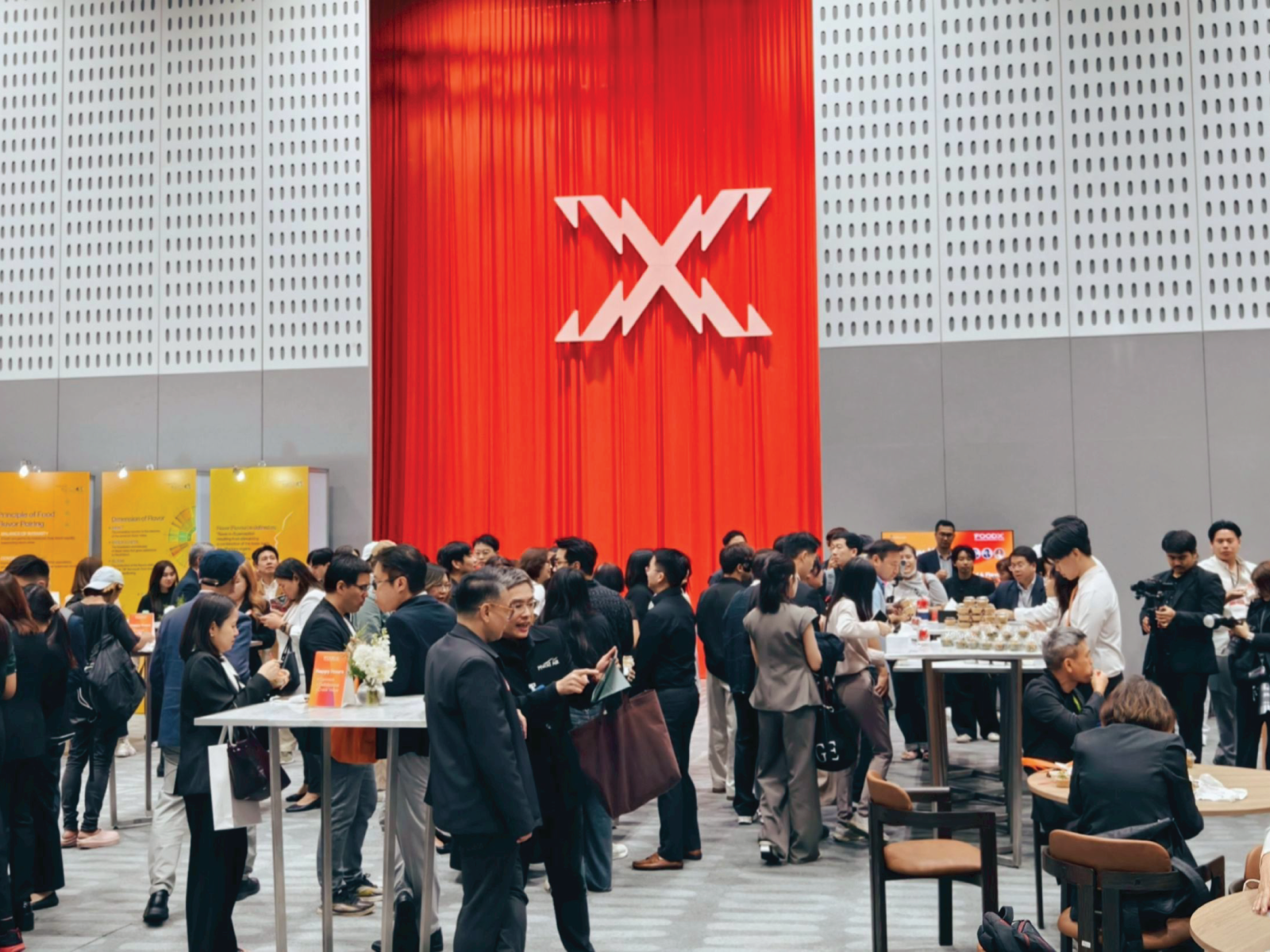 ภาพบรรยากาศในงาน มีผู้สวนใจร่วมชมนวัตกรรมเป็นจำนวนมาก