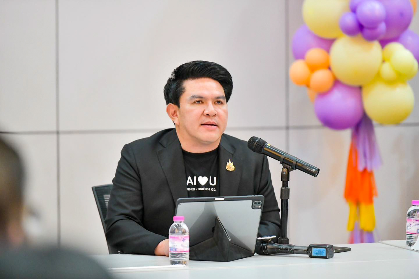 ภาพนายสุรศักดิ์ พันธ์เจริญวรกุล รักษาการรัฐมนตรีว่าการกระทรวง อว. กล่าวแถลงข่าวของขวัญปีใหม่ อว. เพื่อประชาชน 2569