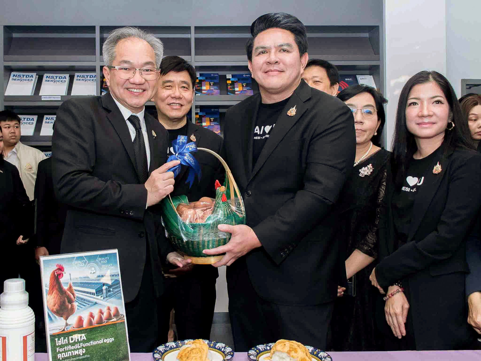 ภาพผู้บริหารกระทรวง อว. และ สวทช. รับมอบผลิตภัณฑ์จากผลงานวิจัยและพัฒนาในกิจกรรมของขวัญปีใหม่ อว.