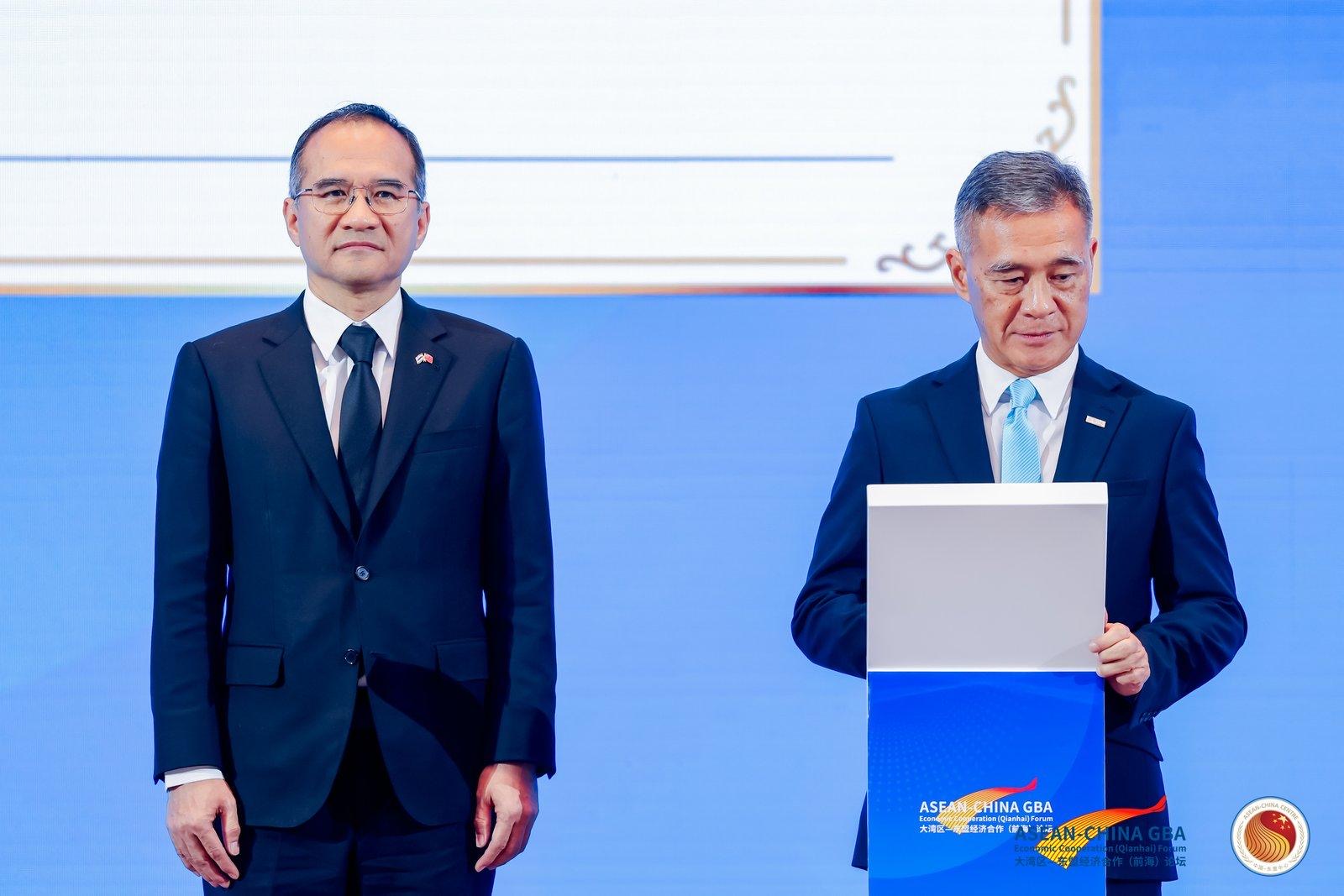 ภาพ นายกาจฐิติ วิวัธวานนท์ กงสุลใหญ่ ณ นครกว่างโจว และ Mr. Peter Mok ผู้บริหาร Qianhai Ehub ยืนร่วมในพิธีลงนาม MOU ระหว่างไทย–จีน