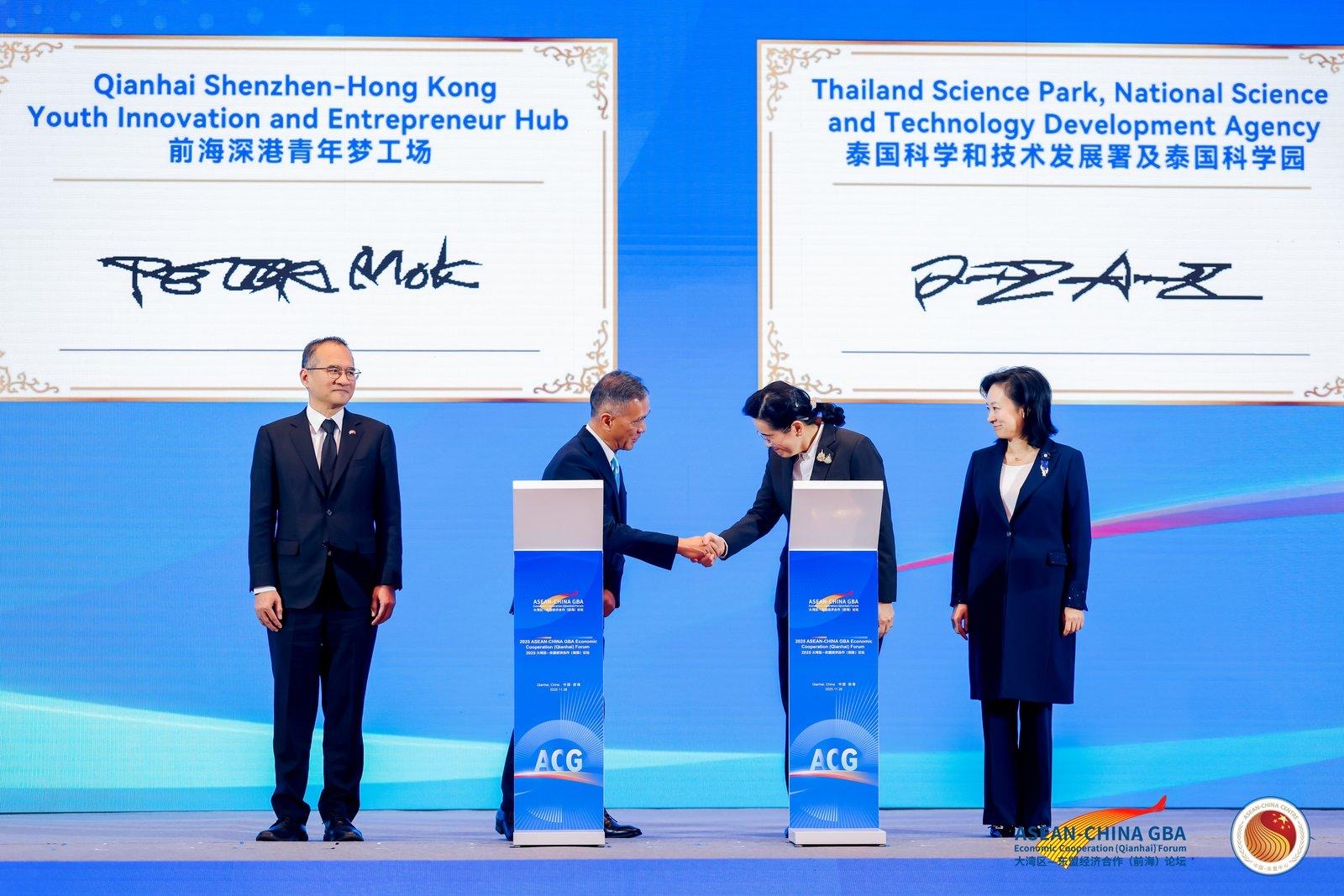 ภาพ นายกาจฐิติ วิวัธวานนท์ กงสุลใหญ่ ณ นครกว่างโจว และผู้บริหาร Qianhai Ehub ยืนร่วมในพิธีลงนาม MOU ระหว่างไทย–จีน