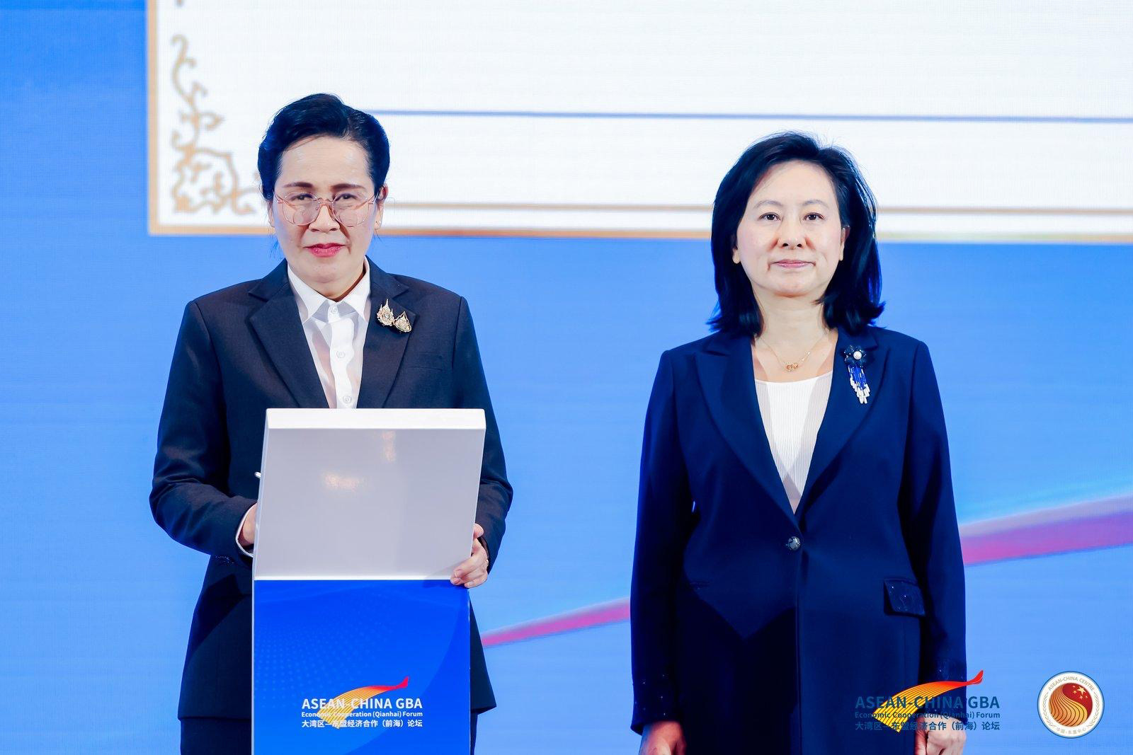 ภาพ ดร.จุฬารัตน์ ตันประเสริฐ และผู้แทนจาก Qianhai Ehub ยืนร่วมกันในพิธีลงนามความร่วมมือด้านสตาร์ตอัประหว่างไทย–จีน