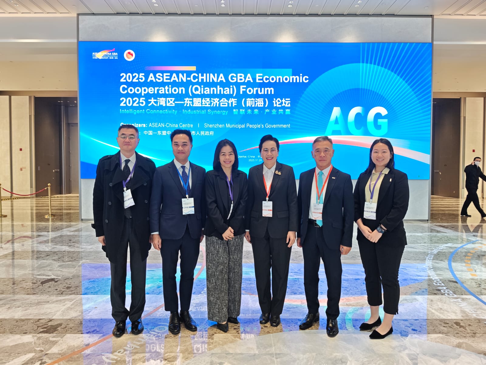 ภาพ คณะผู้แทนจากประเทศไทยและจีน ถ่ายภาพร่วมกันหน้าป้ายเวที ASEAN–CHINA GBA Economic Cooperation (Qianhai) Forum 2025 ณ ศูนย์การประชุมนานาชาติเฉียนไห่