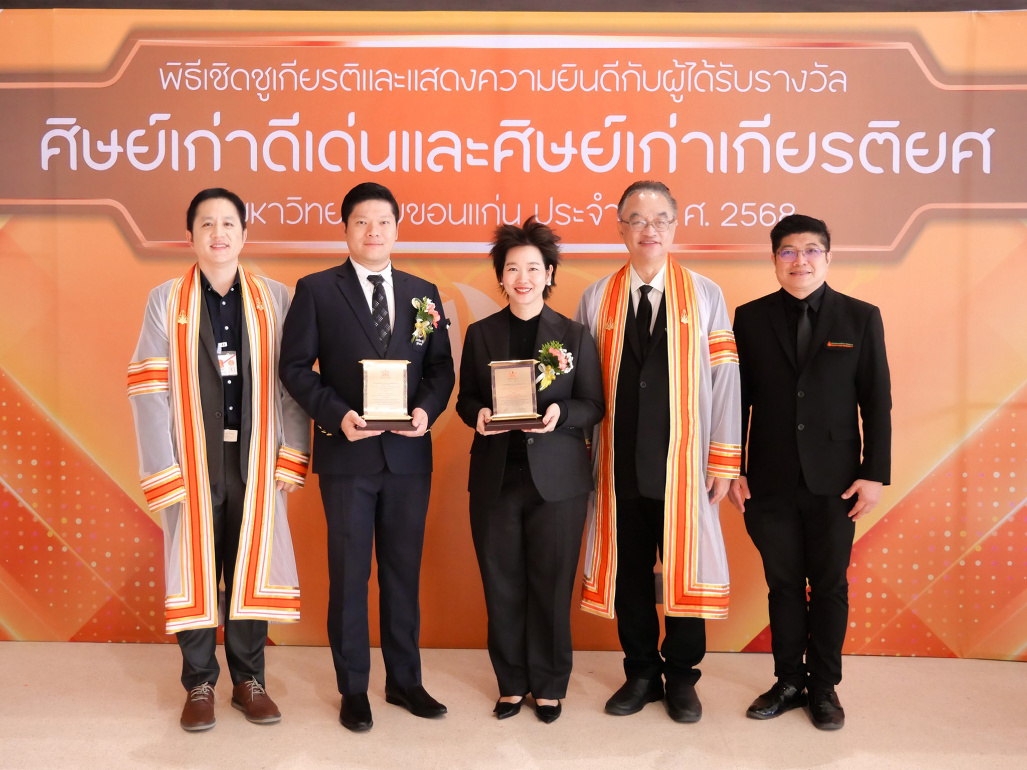 ภาพ ดร. ภญ.อุรชา รักษ์ตานนท์ชัย ผู้อำนวยการนาโนเทครับรางวัลศิษย์เก่าเกียรติยศ มหาวิทยาลัยขอนแก่น ประจำปี พ.ศ. 2568