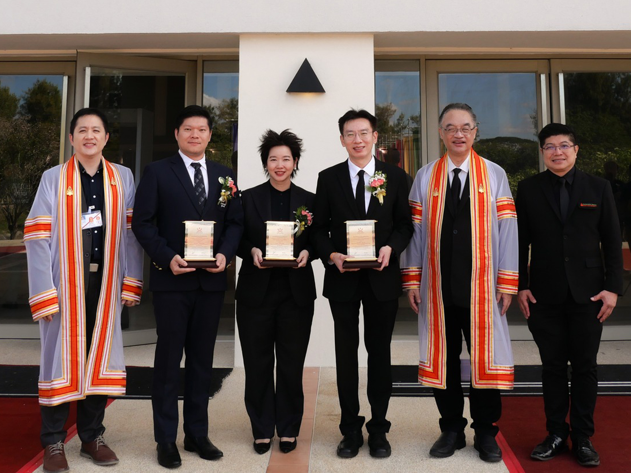 ภาพ ดร. ภญ.อุรชา รักษ์ตานนท์ชัย ผู้อำนวยการนาโนเทครับรางวัลศิษย์เก่าเกียรติยศ มหาวิทยาลัยขอนแก่น ประจำปี พ.ศ. 2568