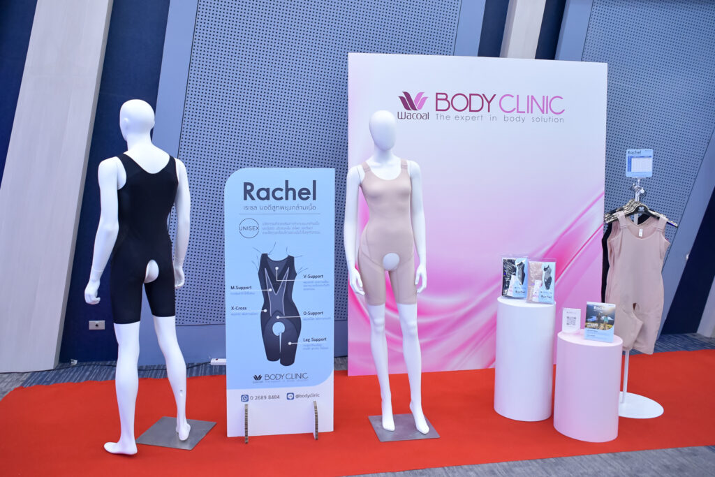 ภาพ หุ่น ใส่ชุด เรเชล หน้า Backdrop Wacoal ธีมขาวชมพู