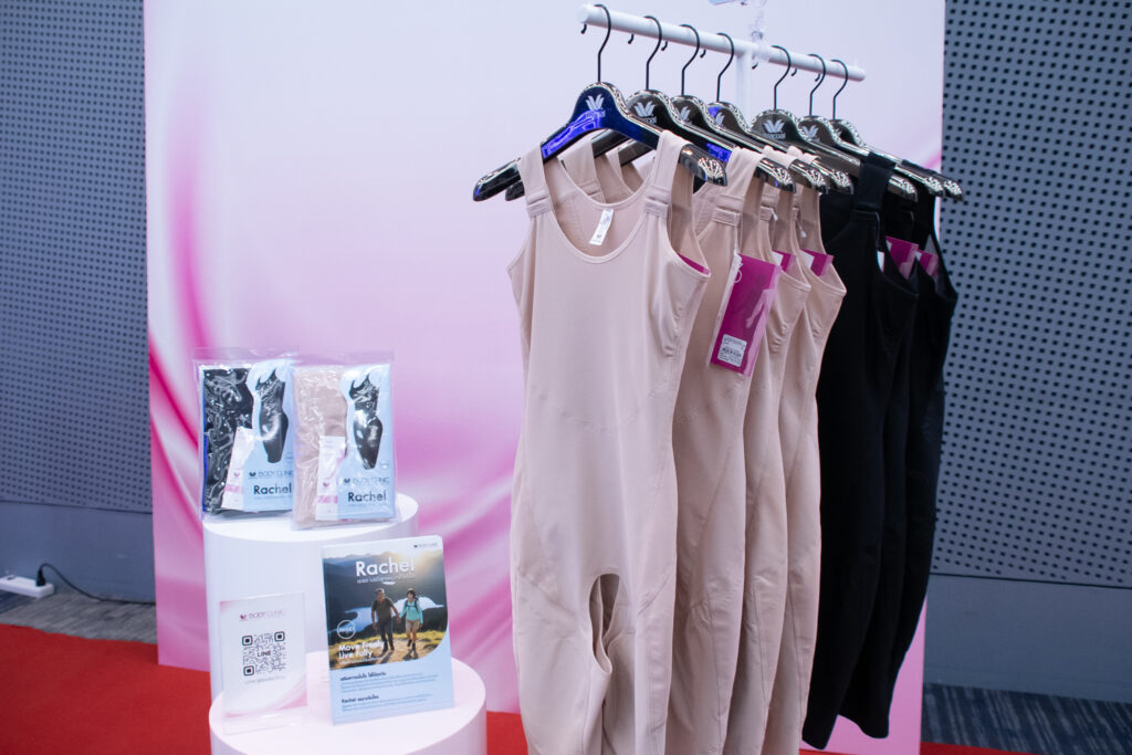ภาพ ชุด เรเชล แวนที่ราว ในบูธ Wacoal ธีมขาวชมพู