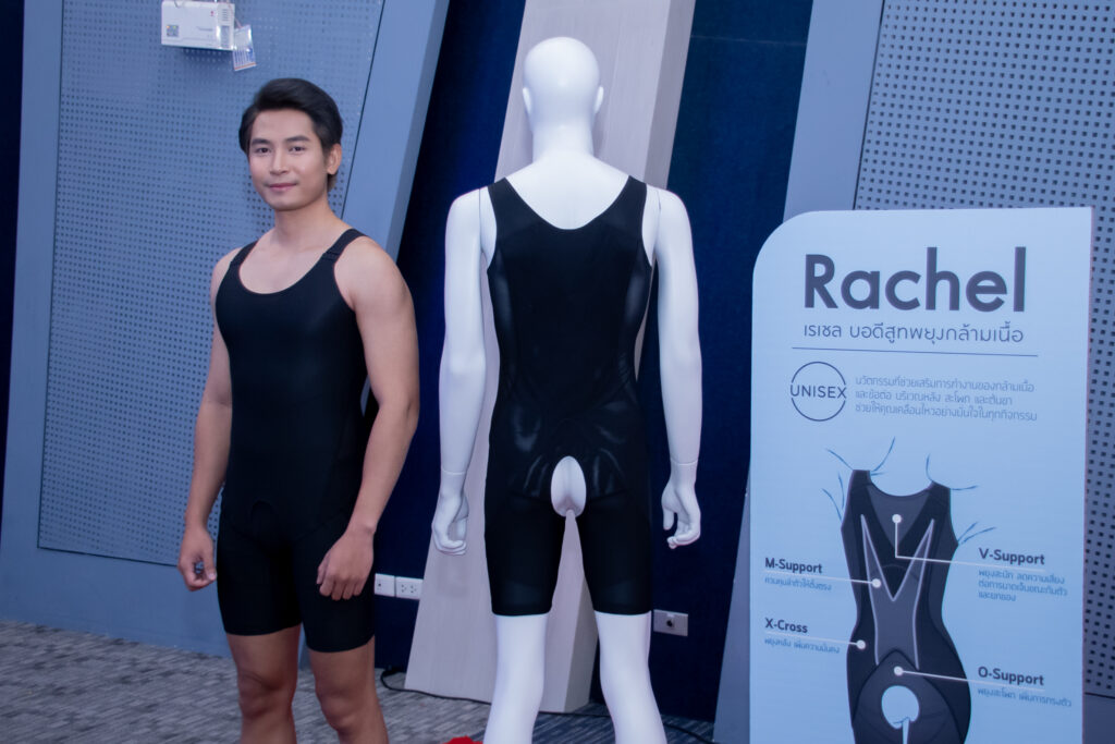 ภาพ นายแบบ กับหุ่น ใส่ชุด เรเชล สีดำ