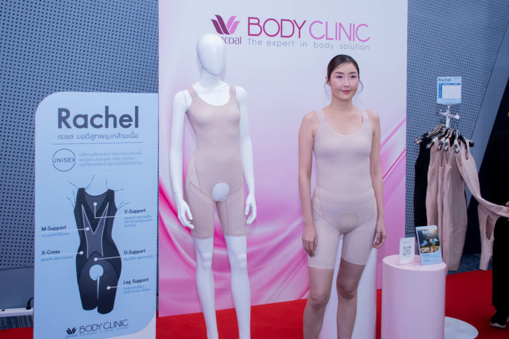 ภาพ นายแบบ กับหุ่น ใส่ชุด เรเชล สีครีม